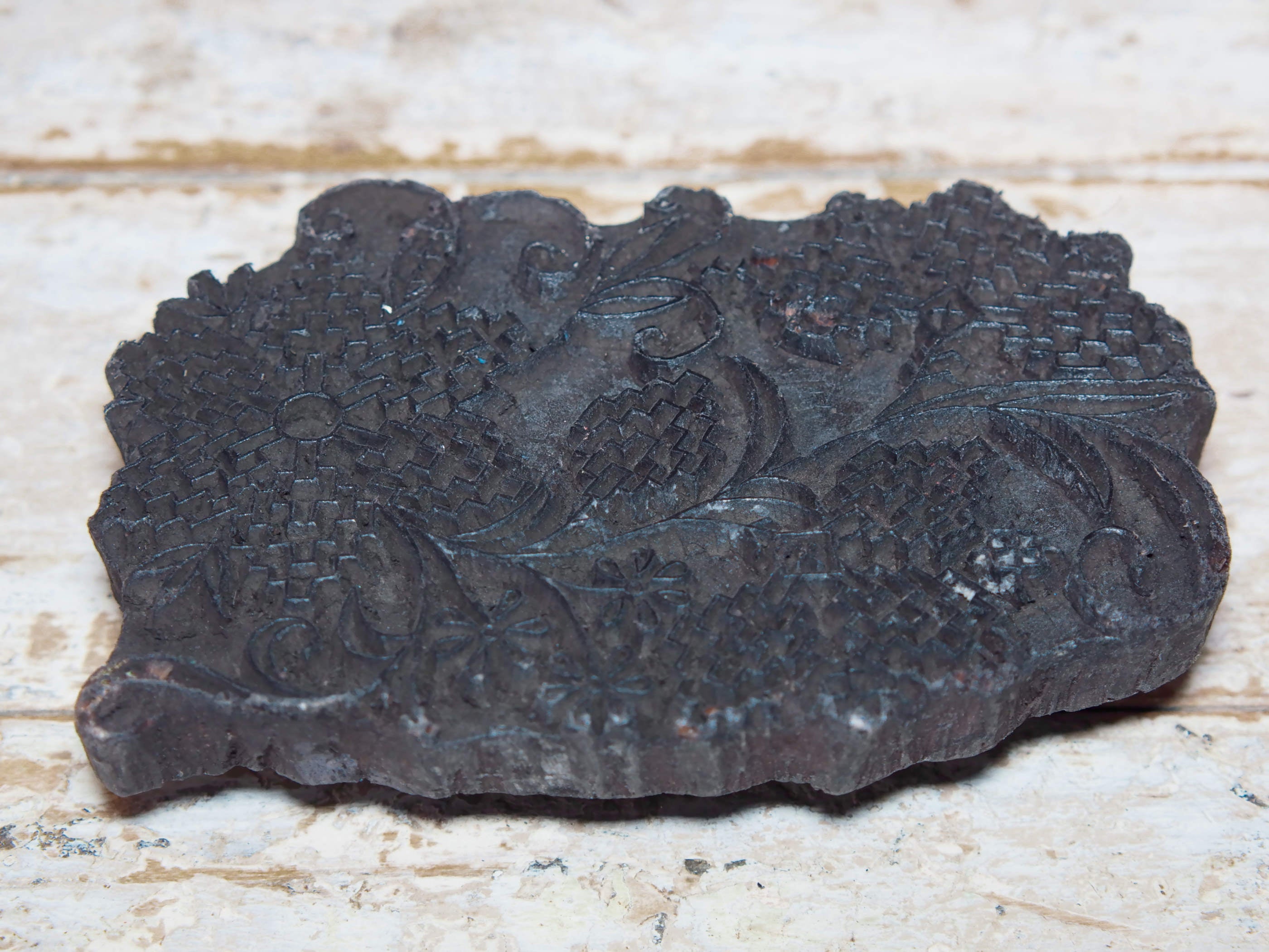vecchio timbro artigianale in legno per tessuti usato in India per la tradizionale lavorazione print block. ricavato da un unico pezzo di legno intagliato. dimensioni 20x14 h5cm