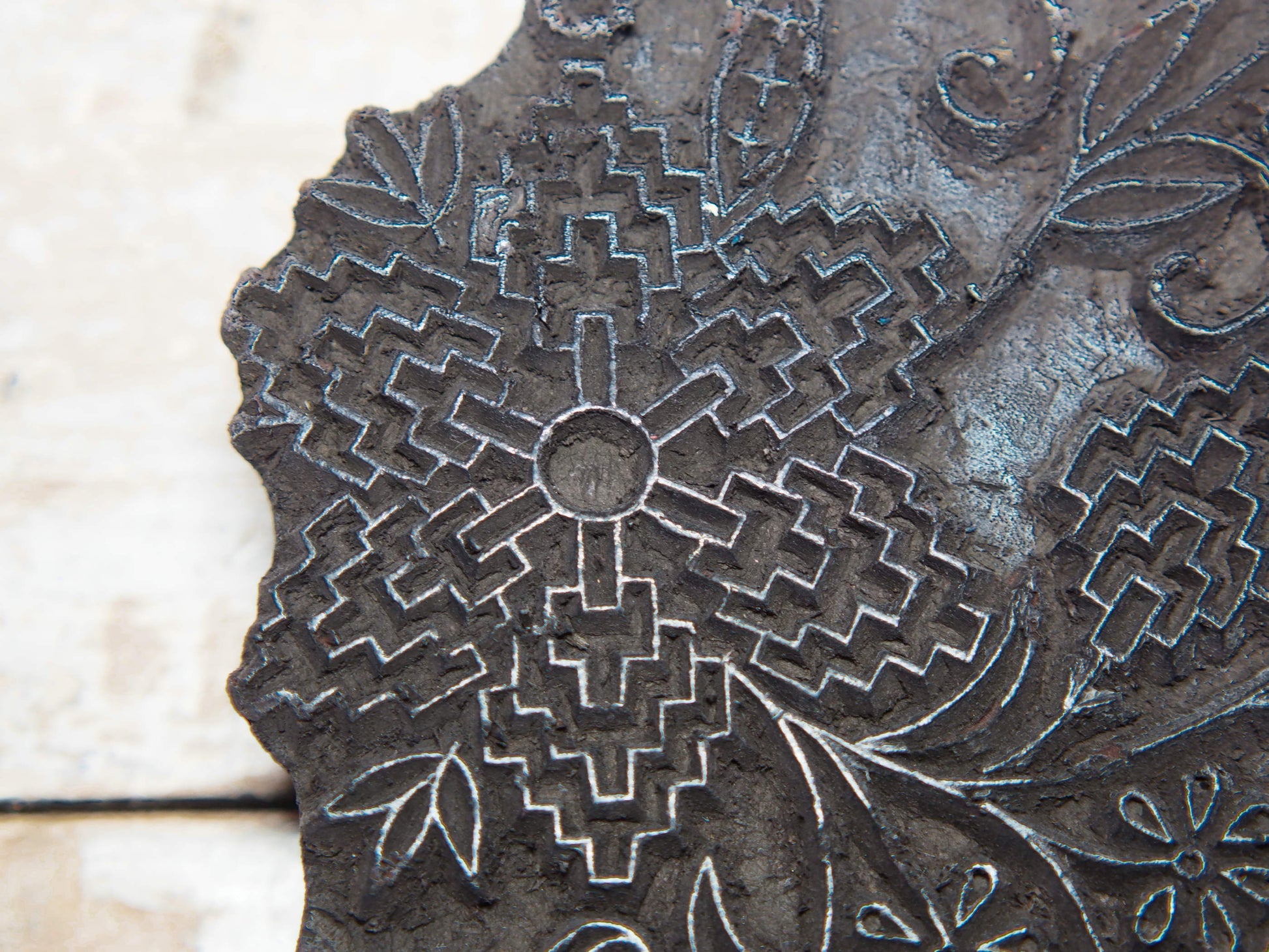 vecchio timbro artigianale in legno per tessuti usato in India per la tradizionale lavorazione print block. ricavato da un unico pezzo di legno intagliato. dimensioni 20x14 h5cm