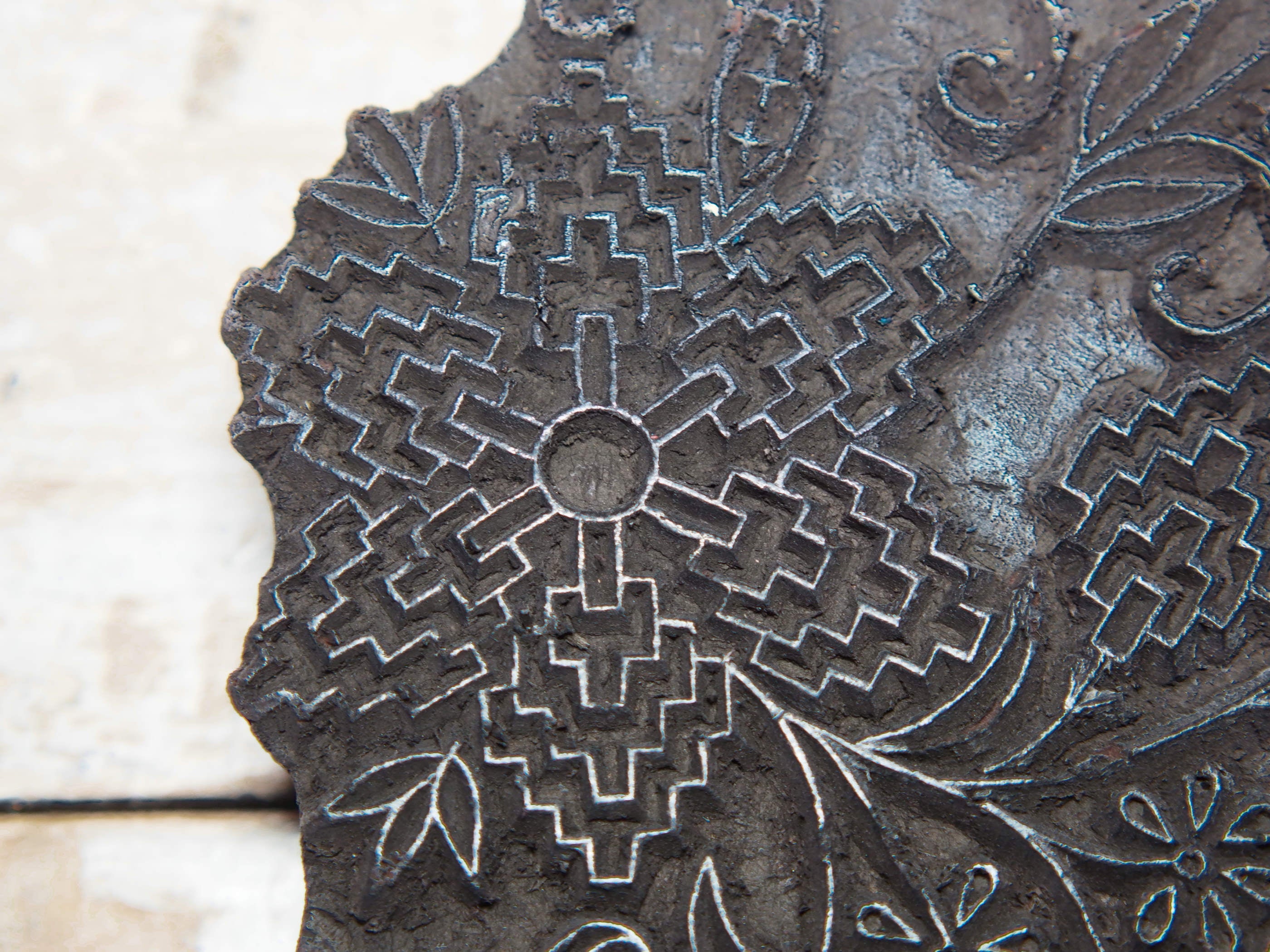 vecchio timbro artigianale in legno per tessuti usato in India per la tradizionale lavorazione print block. ricavato da un unico pezzo di legno intagliato. dimensioni 20x14 h5cm