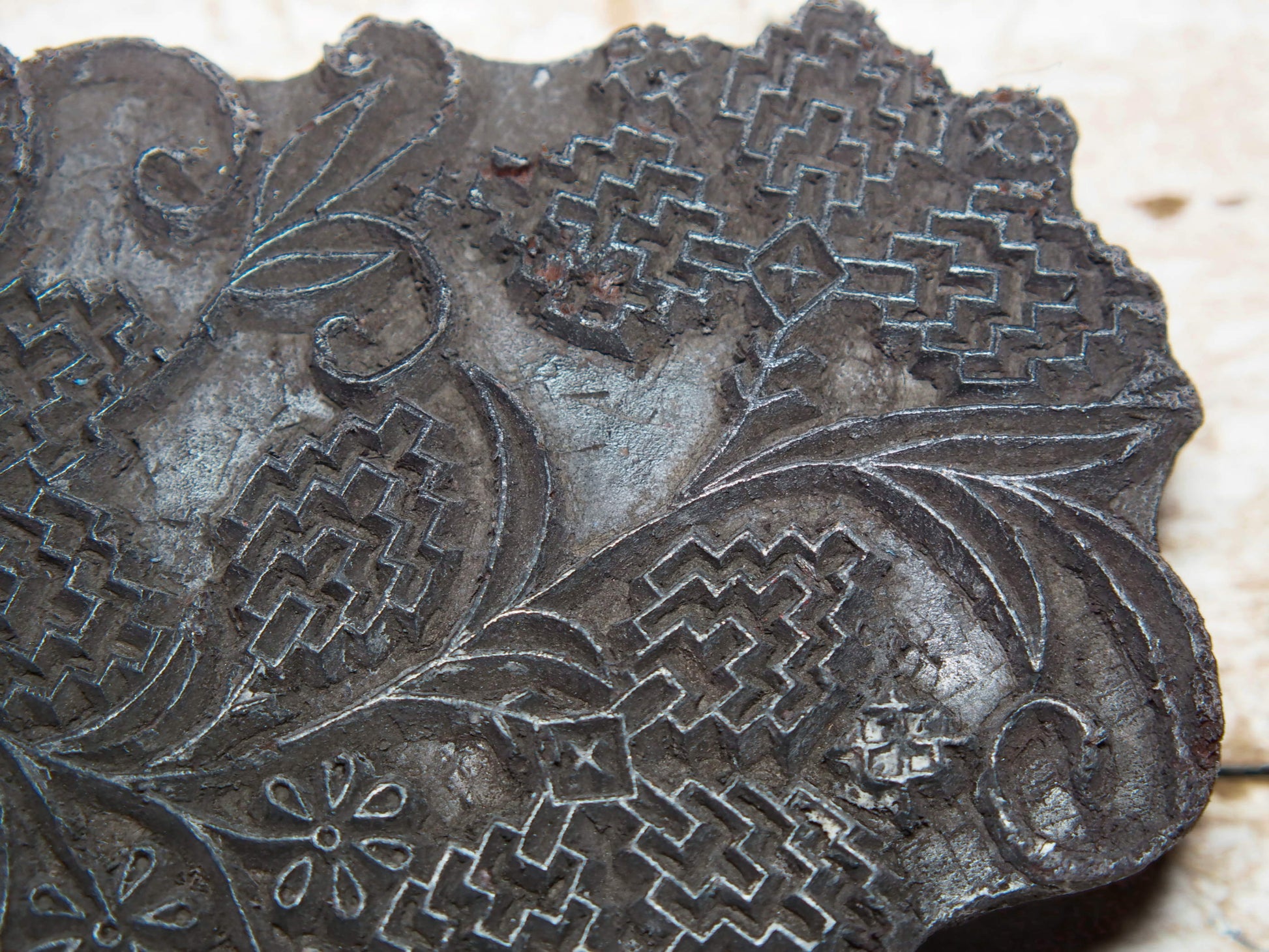 vecchio timbro artigianale in legno per tessuti usato in India per la tradizionale lavorazione print block. ricavato da un unico pezzo di legno intagliato. dimensioni 20x14 h5cm