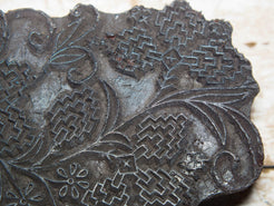 vecchio timbro artigianale in legno per tessuti usato in India per la tradizionale lavorazione print block. ricavato da un unico pezzo di legno intagliato. dimensioni 20x14 h5cm