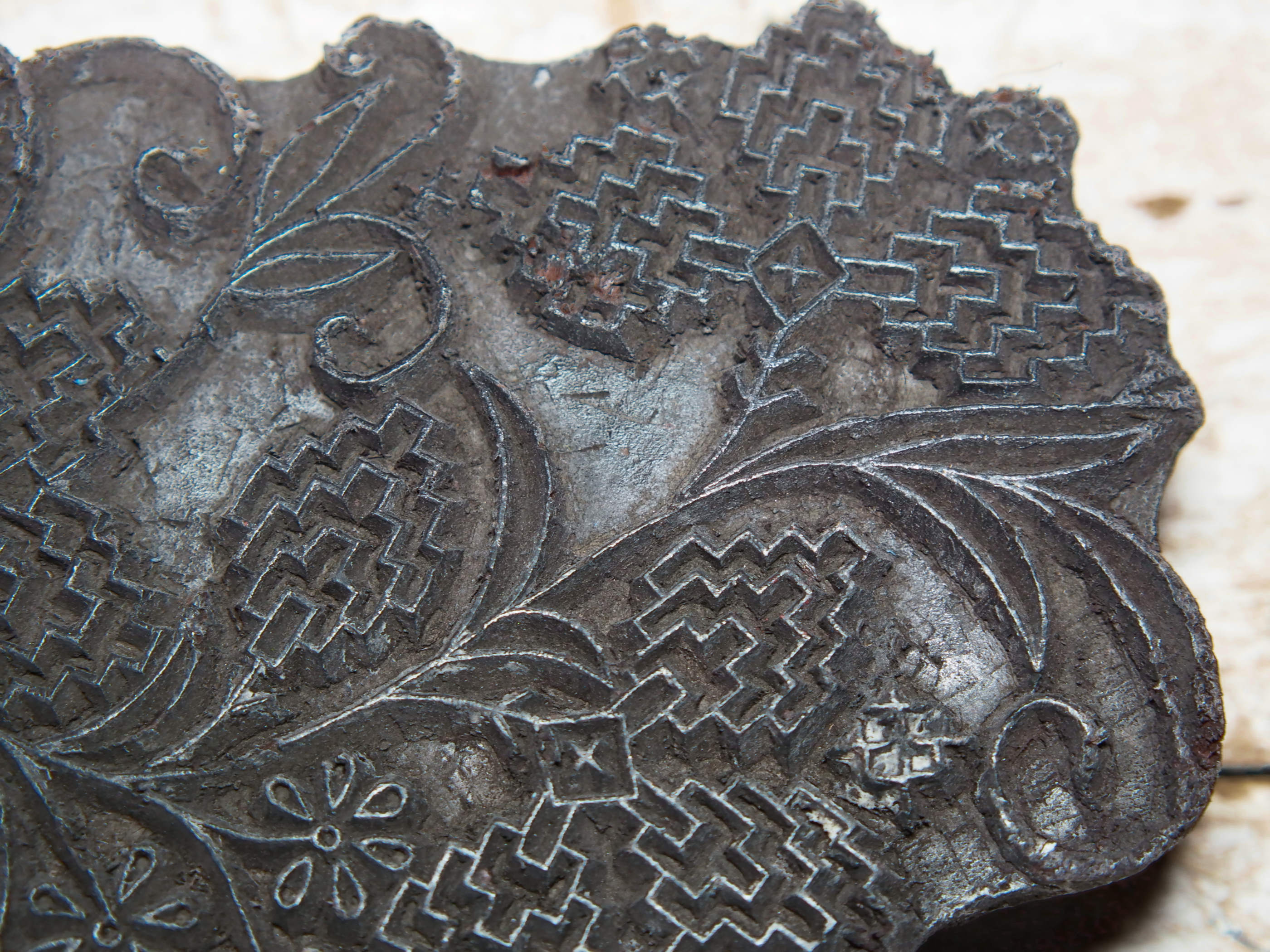 vecchio timbro artigianale in legno per tessuti usato in India per la tradizionale lavorazione print block. ricavato da un unico pezzo di legno intagliato. dimensioni 20x14 h5cm