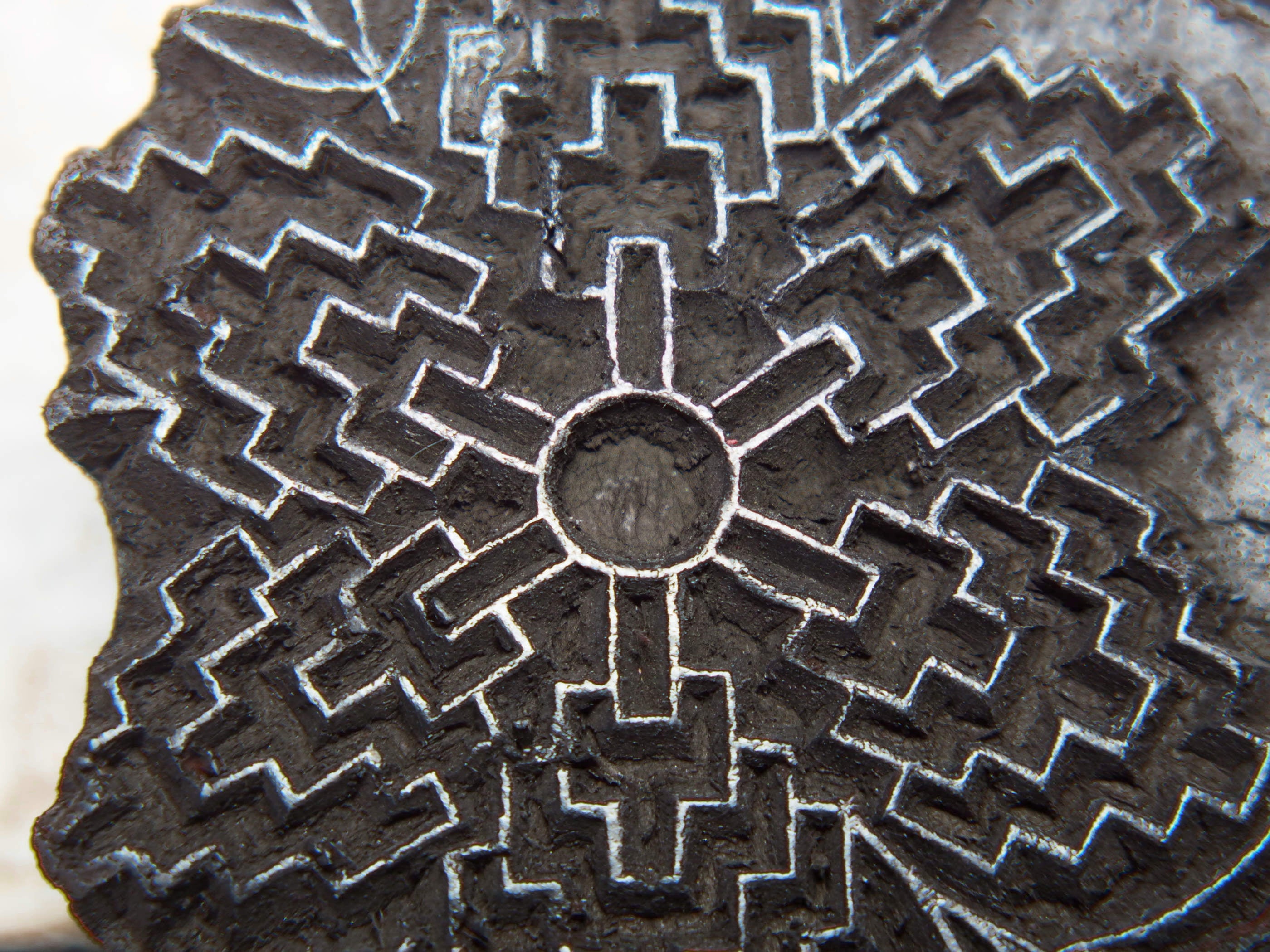 vecchio timbro artigianale in legno per tessuti usato in India per la tradizionale lavorazione print block. ricavato da un unico pezzo di legno intagliato. dimensioni 20x14 h5cm