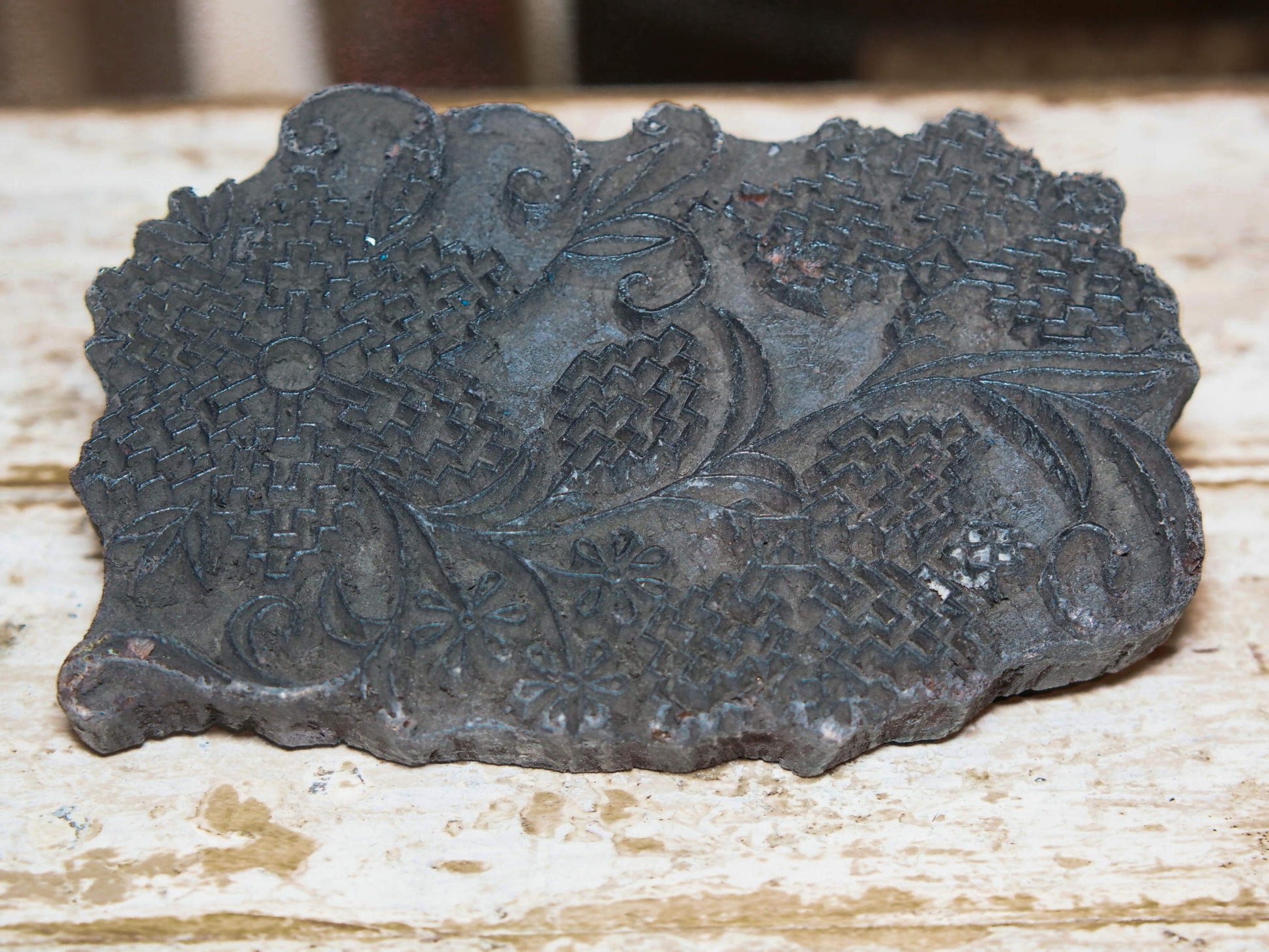 vecchio timbro artigianale in legno per tessuti usato in India per la tradizionale lavorazione print block. ricavato da un unico pezzo di legno intagliato. dimensioni 20x14 h5cm