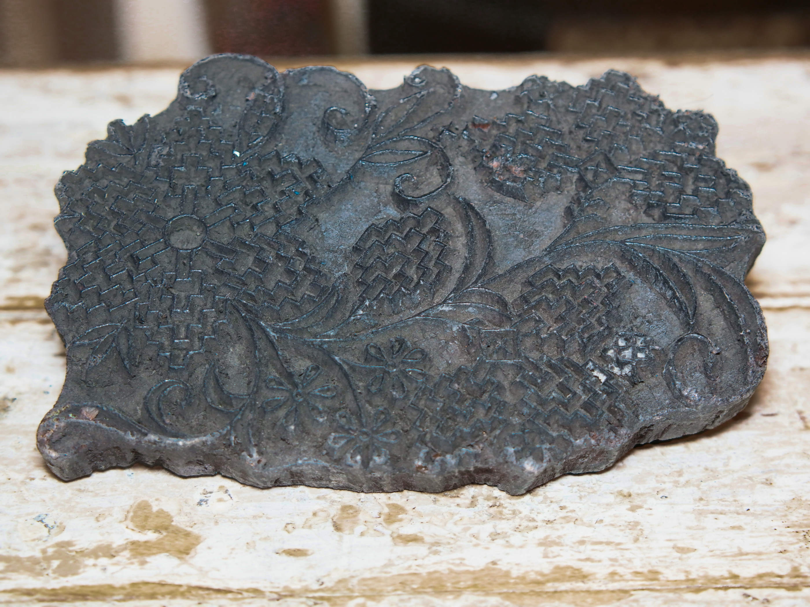 vecchio timbro artigianale in legno per tessuti usato in India per la tradizionale lavorazione print block. ricavato da un unico pezzo di legno intagliato. dimensioni 20x14 h5cm