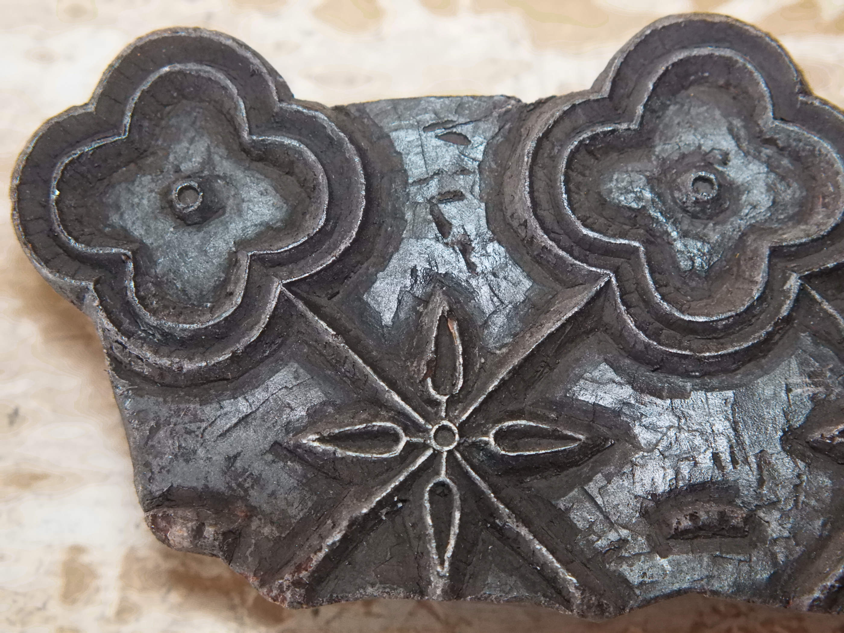 vecchio timbro artigianale in legno per tessuti usato in India per la tradizionale lavorazione print block. ricavato da un unico pezzo di legno intagliato. dimensioni 21x11 h5cm