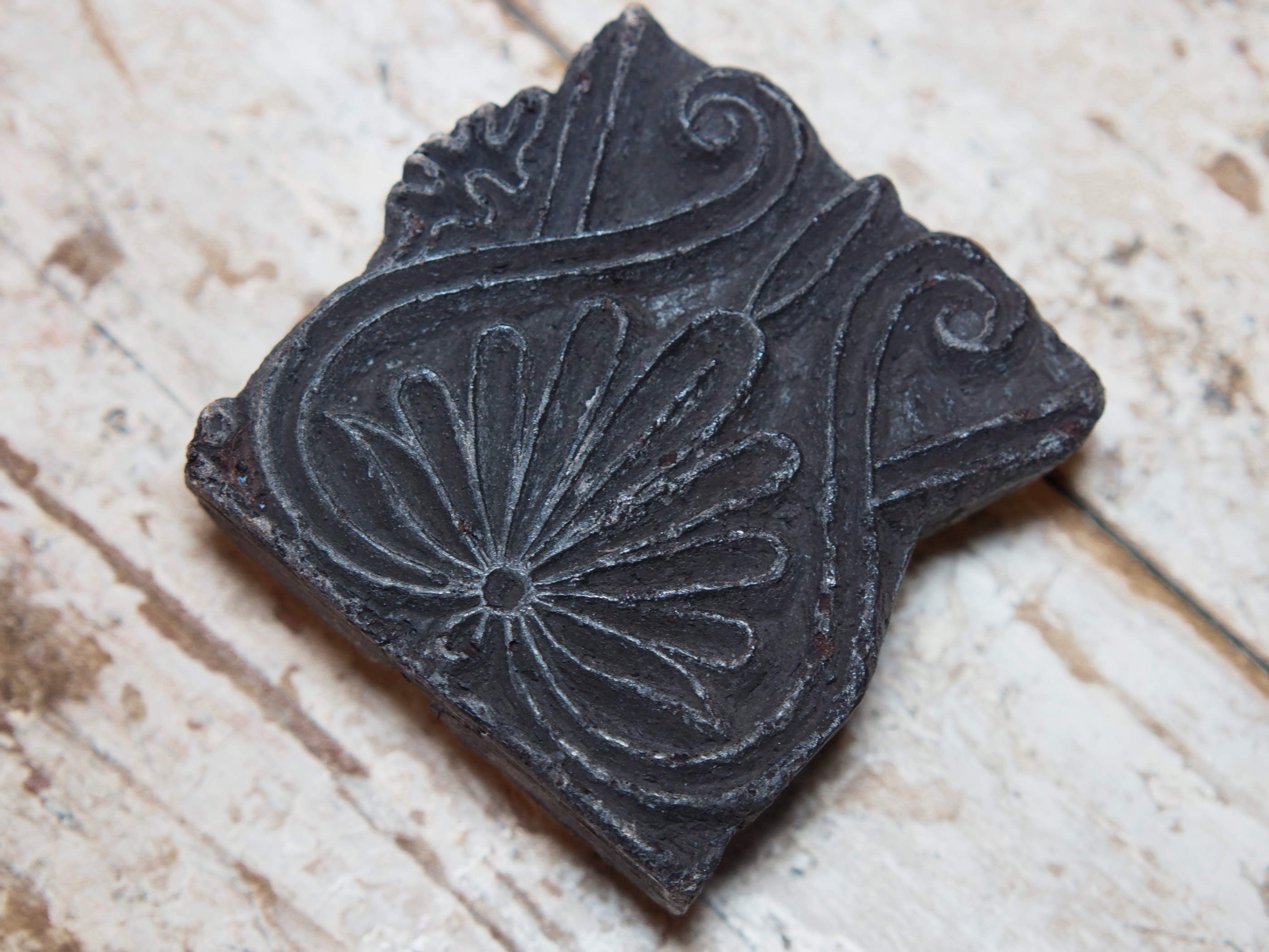 vecchio timbro artigianale in legno per tessuti usato in India per la tradizionale lavorazione print block. ricavato da un unico pezzo di legno intagliato. dimensioni 10x11 h5cm