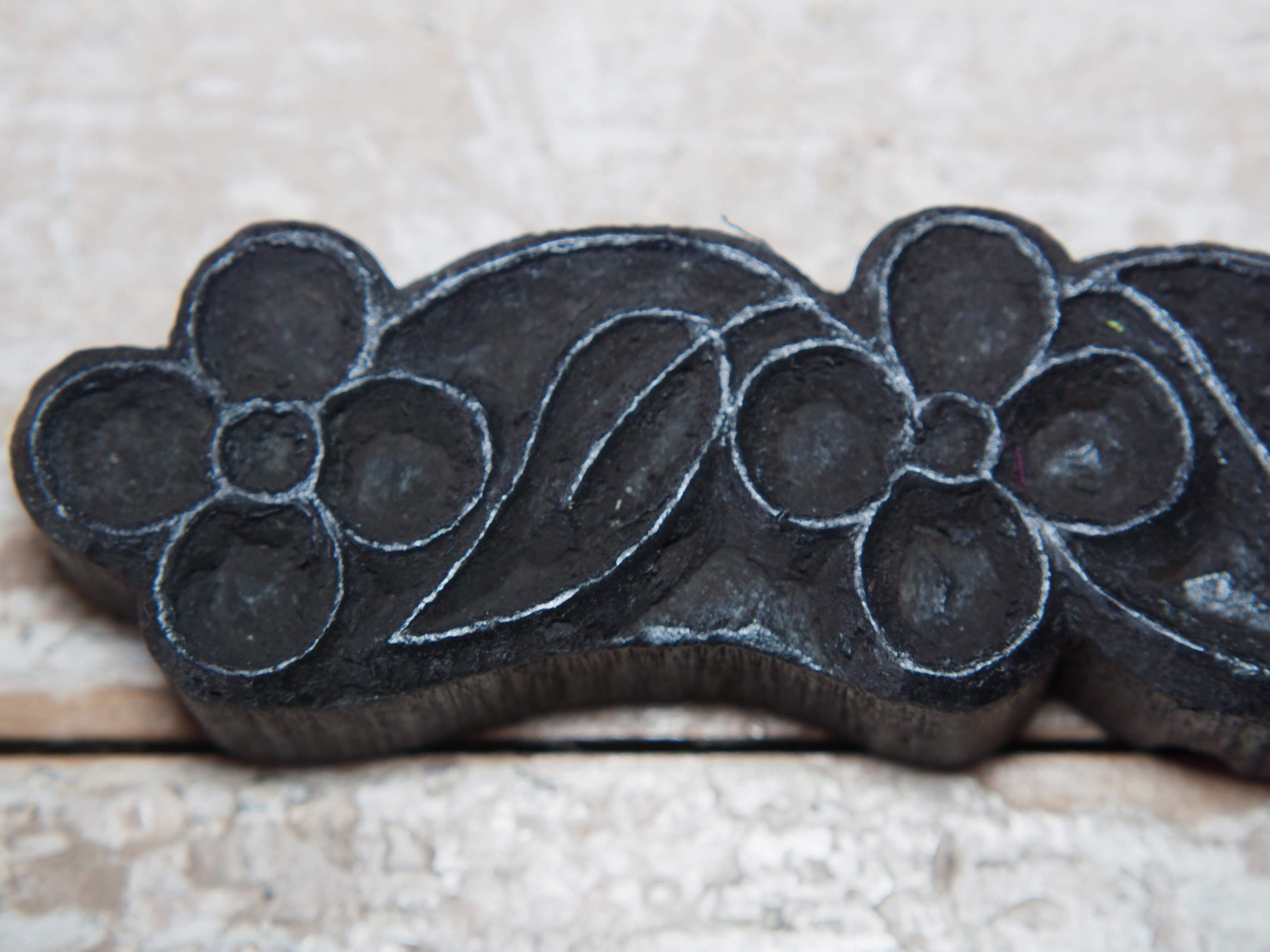 vecchio timbro artigianale in legno per tessuti usato in India per la tradizionale lavorazione print block. ricavato da un unico pezzo di legno intagliato. dimensioni 5x17 h5cm