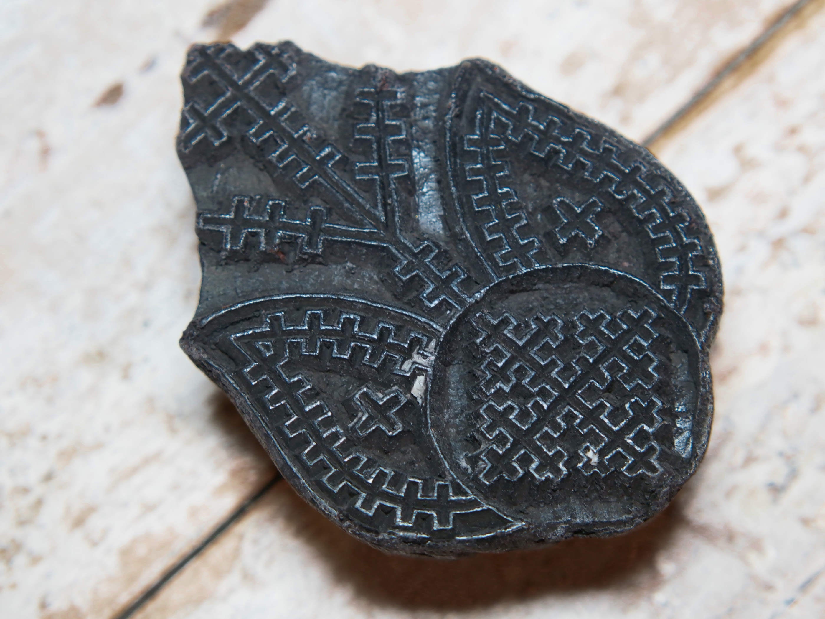 vecchio timbro artigianale in legno per tessuti usato in India per la tradizionale lavorazione print block. ricavato da un unico pezzo di legno intagliato. dimensioni 9x12 h5cm