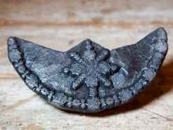 vecchio timbro artigianale in legno per tessuti usato in India per la tradizionale lavorazione print block. ricavato da un unico pezzo di legno intagliato. dimensioni 9x12 h5cm