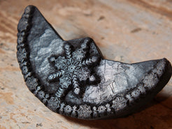 vecchio timbro artigianale in legno per tessuti usato in India per la tradizionale lavorazione print block. ricavato da un unico pezzo di legno intagliato. dimensioni 9x12 h5cm