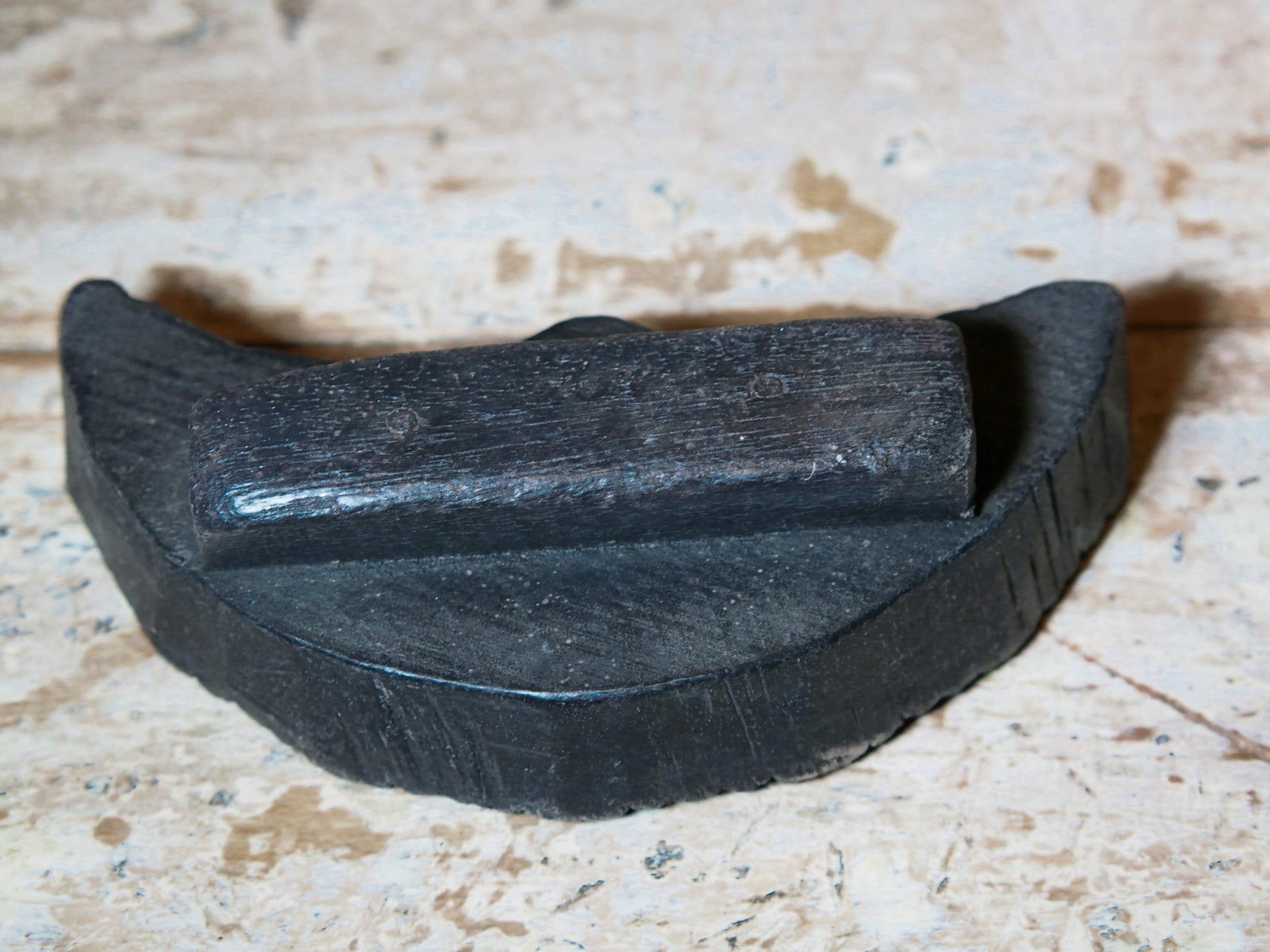 vecchio timbro artigianale in legno per tessuti usato in India per la tradizionale lavorazione print block. ricavato da un unico pezzo di legno intagliato. dimensioni 9x12 h5cm