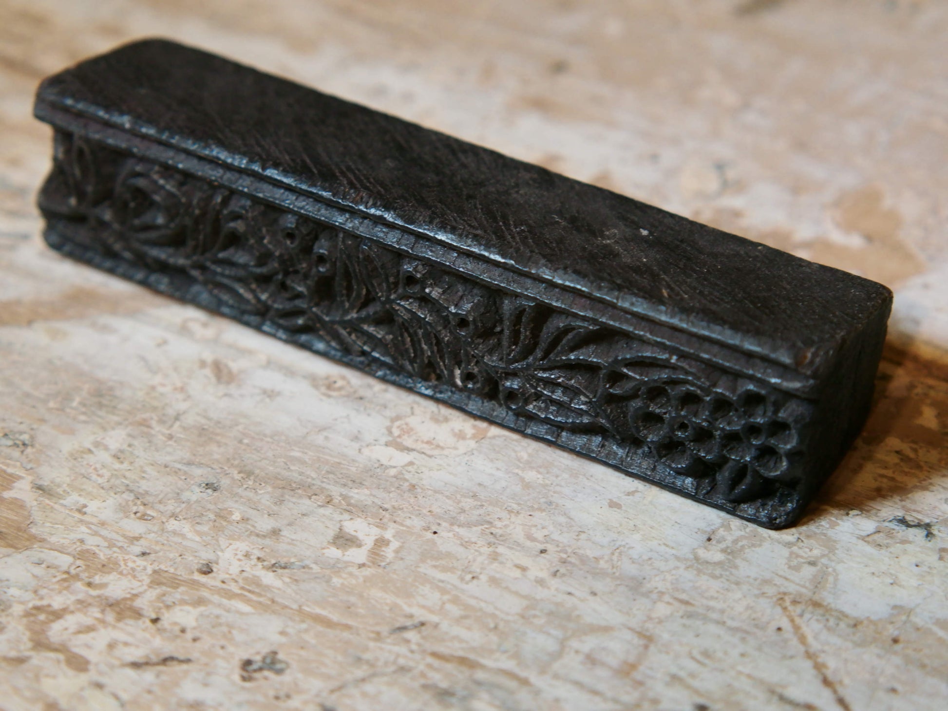 vecchio timbro artigianale in legno per tessuti usato in India per la tradizionale lavorazione print block.  timbro per tessuti, indiano antico, blocco per litografia, serigrafia. ricavato da un unico pezzo di legno intagliato.  dimensioni 15 x 3 x 3 cm 
