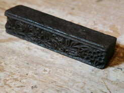 vecchio timbro artigianale in legno per tessuti usato in India per la tradizionale lavorazione print block.  timbro per tessuti, indiano antico, blocco per litografia, serigrafia. ricavato da un unico pezzo di legno intagliato.  dimensioni 15 x 3 x 3 cm 