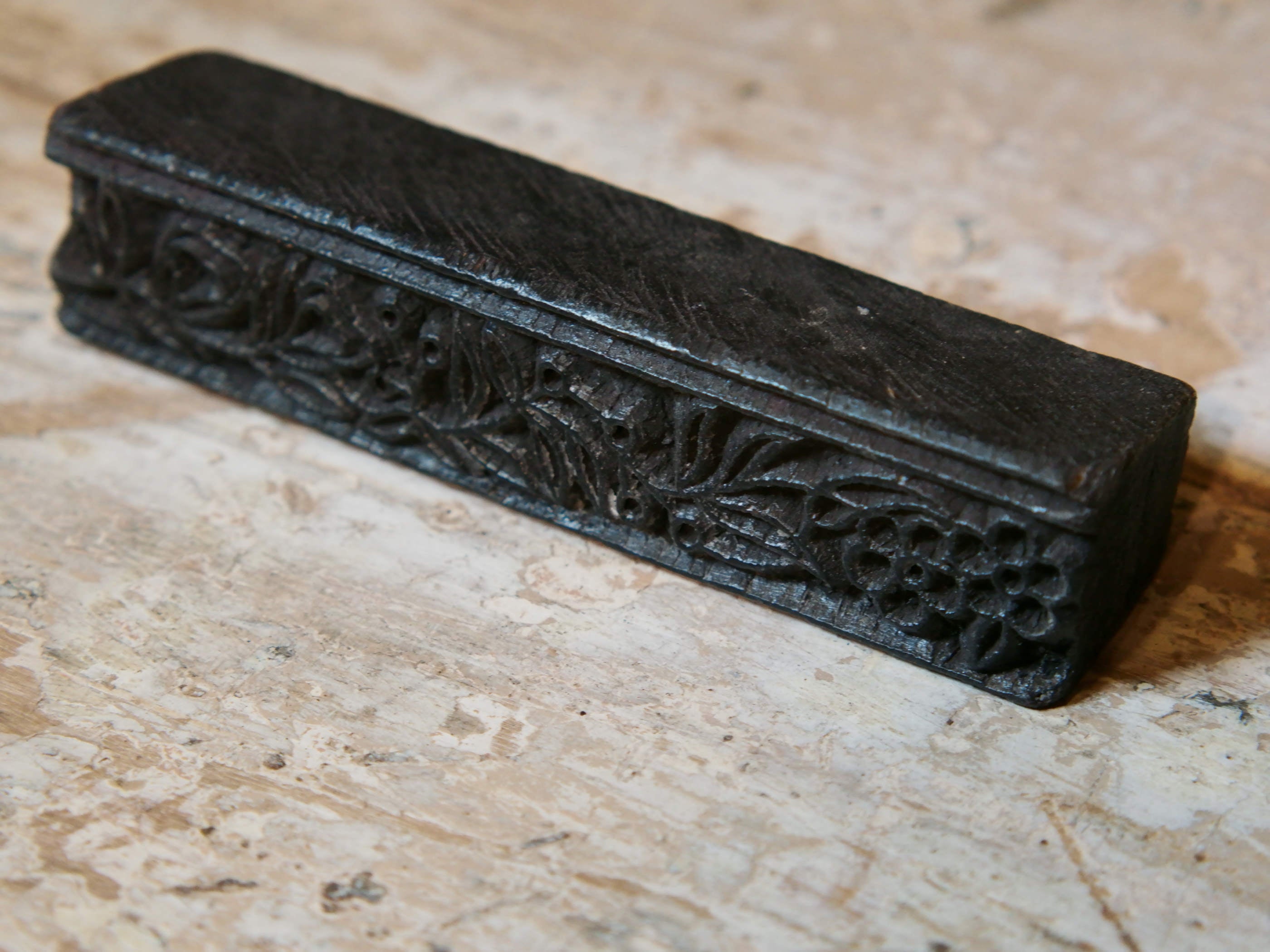vecchio timbro artigianale in legno per tessuti usato in India per la tradizionale lavorazione print block.  timbro per tessuti, indiano antico, blocco per litografia, serigrafia. ricavato da un unico pezzo di legno intagliato.  dimensioni 15 x 3 x 3 cm 