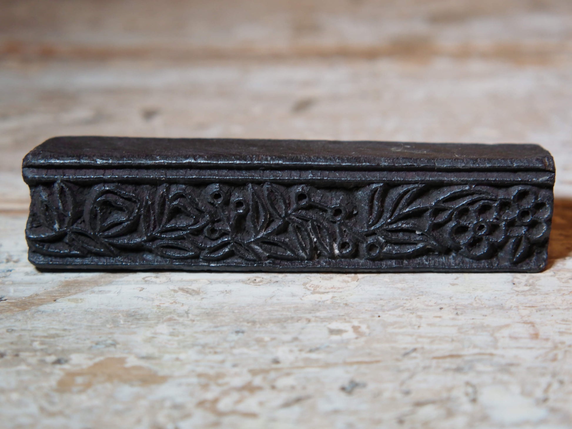 vecchio timbro artigianale in legno per tessuti usato in India per la tradizionale lavorazione print block.  timbro per tessuti, indiano antico, blocco per litografia, serigrafia. ricavato da un unico pezzo di legno intagliato.  dimensioni 15 x 3 x 3 cm 