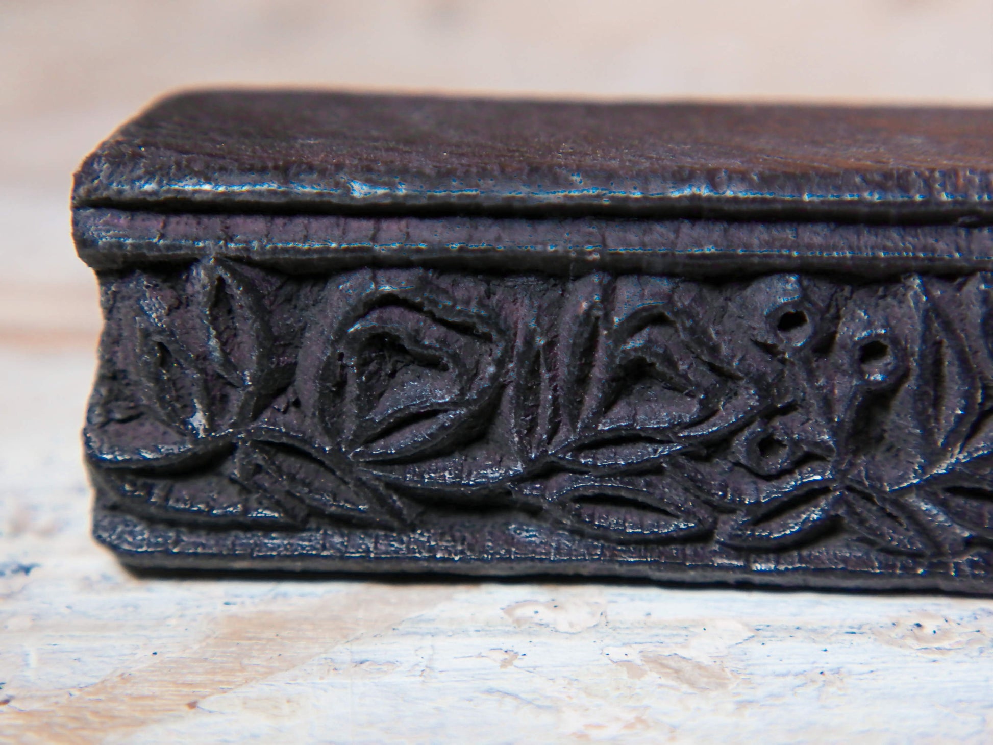 vecchio timbro artigianale in legno per tessuti usato in India per la tradizionale lavorazione print block.  timbro per tessuti, indiano antico, blocco per litografia, serigrafia. ricavato da un unico pezzo di legno intagliato.  dimensioni 15 x 3 x 3 cm 