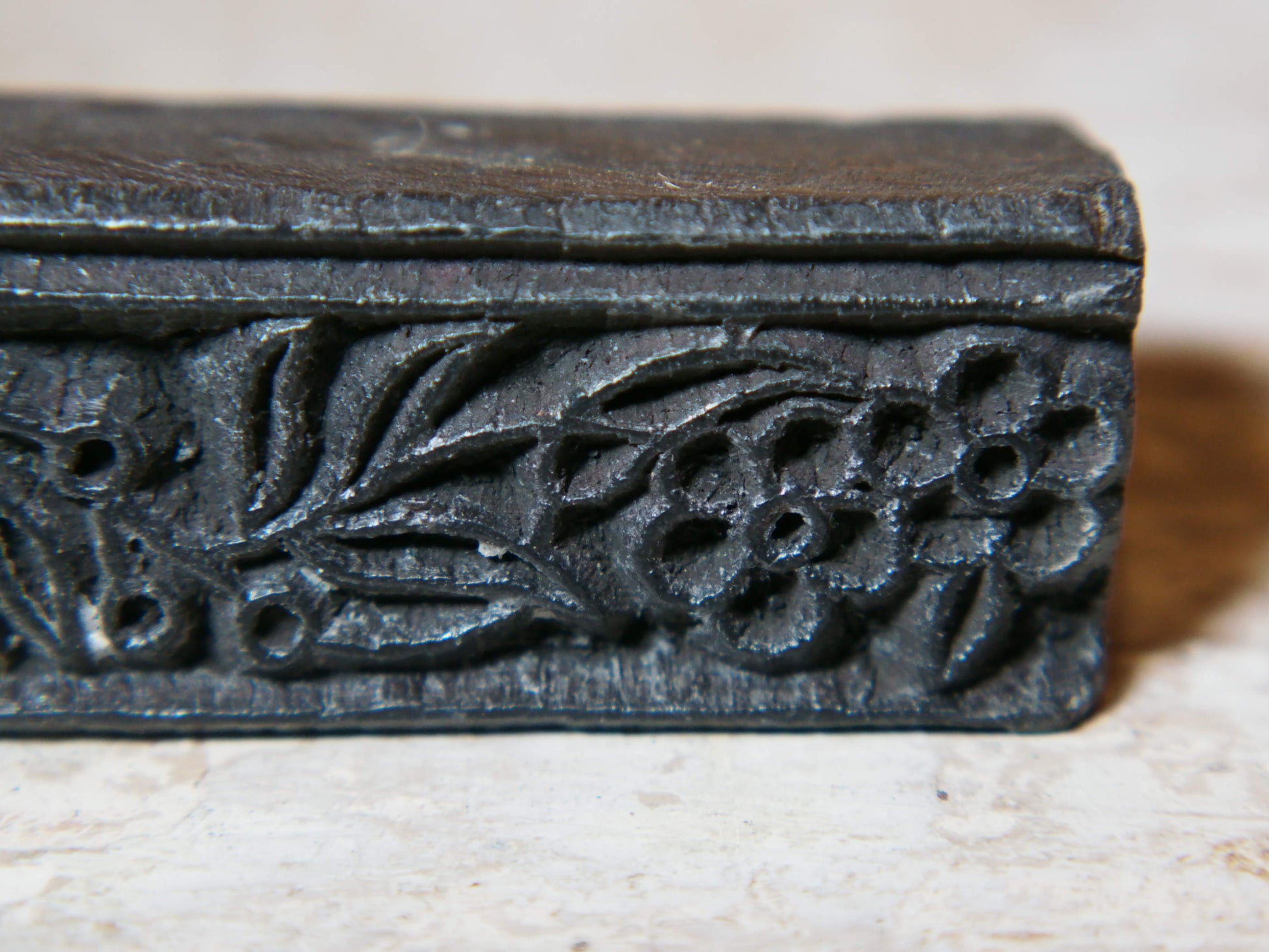 vecchio timbro artigianale in legno per tessuti usato in India per la tradizionale lavorazione print block.  timbro per tessuti, indiano antico, blocco per litografia, serigrafia. ricavato da un unico pezzo di legno intagliato.  dimensioni 15 x 3 x 3 cm 
