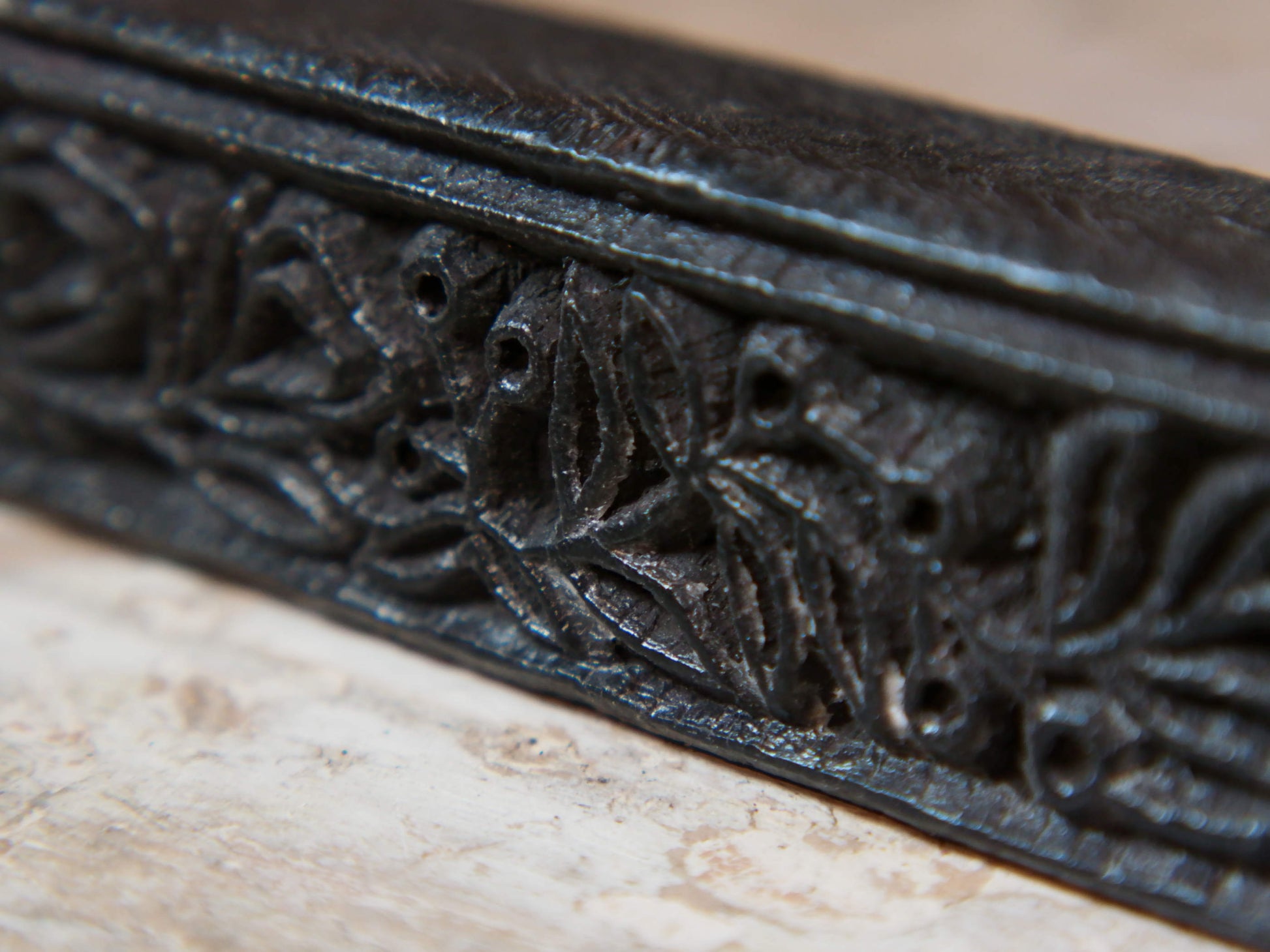 vecchio timbro artigianale in legno per tessuti usato in India per la tradizionale lavorazione print block.  timbro per tessuti, indiano antico, blocco per litografia, serigrafia. ricavato da un unico pezzo di legno intagliato.  dimensioni 15 x 3 x 3 cm 