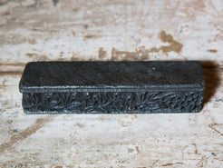 vecchio timbro artigianale in legno per tessuti usato in India per la tradizionale lavorazione print block.  timbro per tessuti, indiano antico, blocco per litografia, serigrafia. ricavato da un unico pezzo di legno intagliato.  dimensioni 15 x 3 x 3 cm 