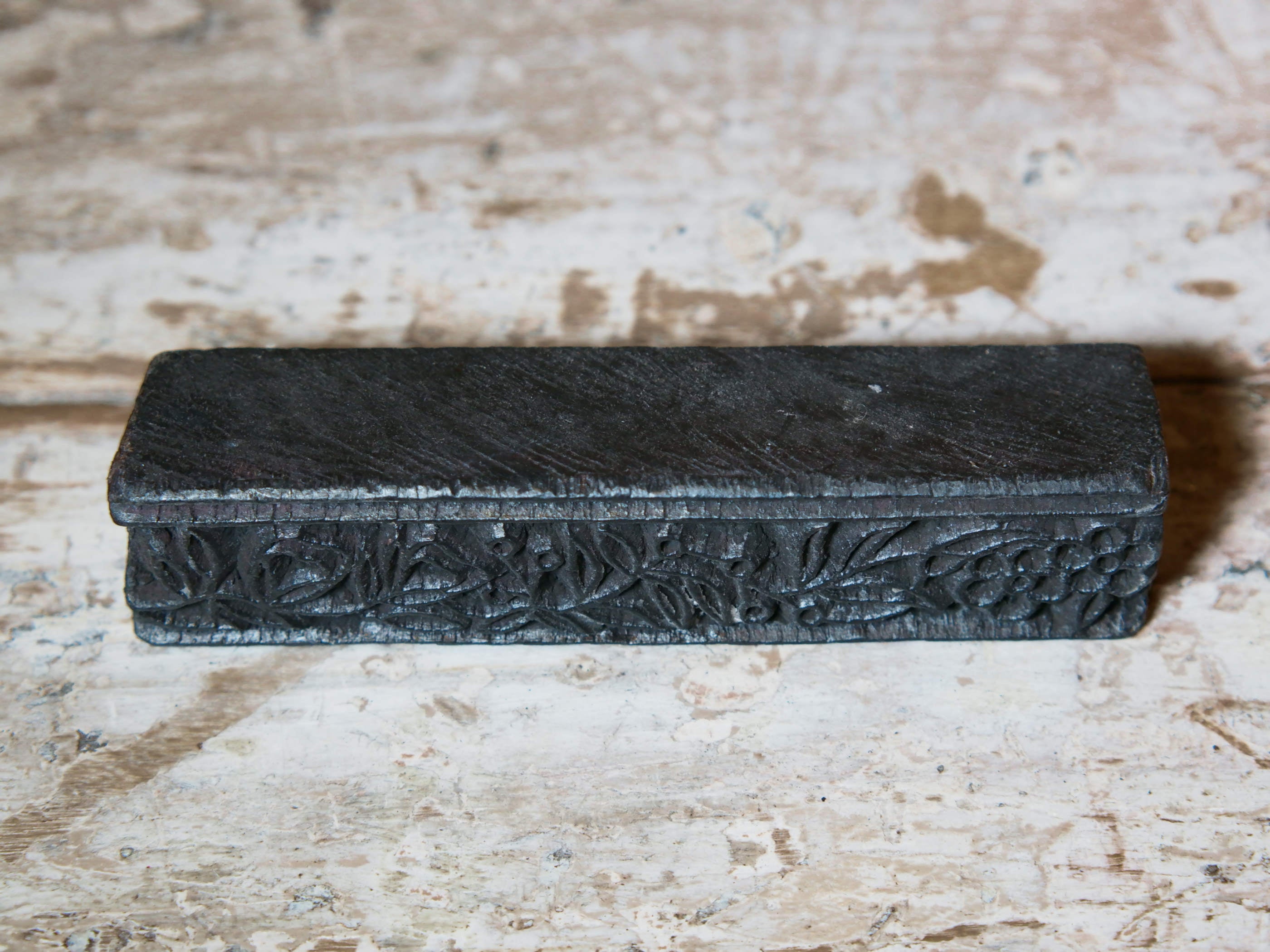 vecchio timbro artigianale in legno per tessuti usato in India per la tradizionale lavorazione print block.  timbro per tessuti, indiano antico, blocco per litografia, serigrafia. ricavato da un unico pezzo di legno intagliato.  dimensioni 15 x 3 x 3 cm 