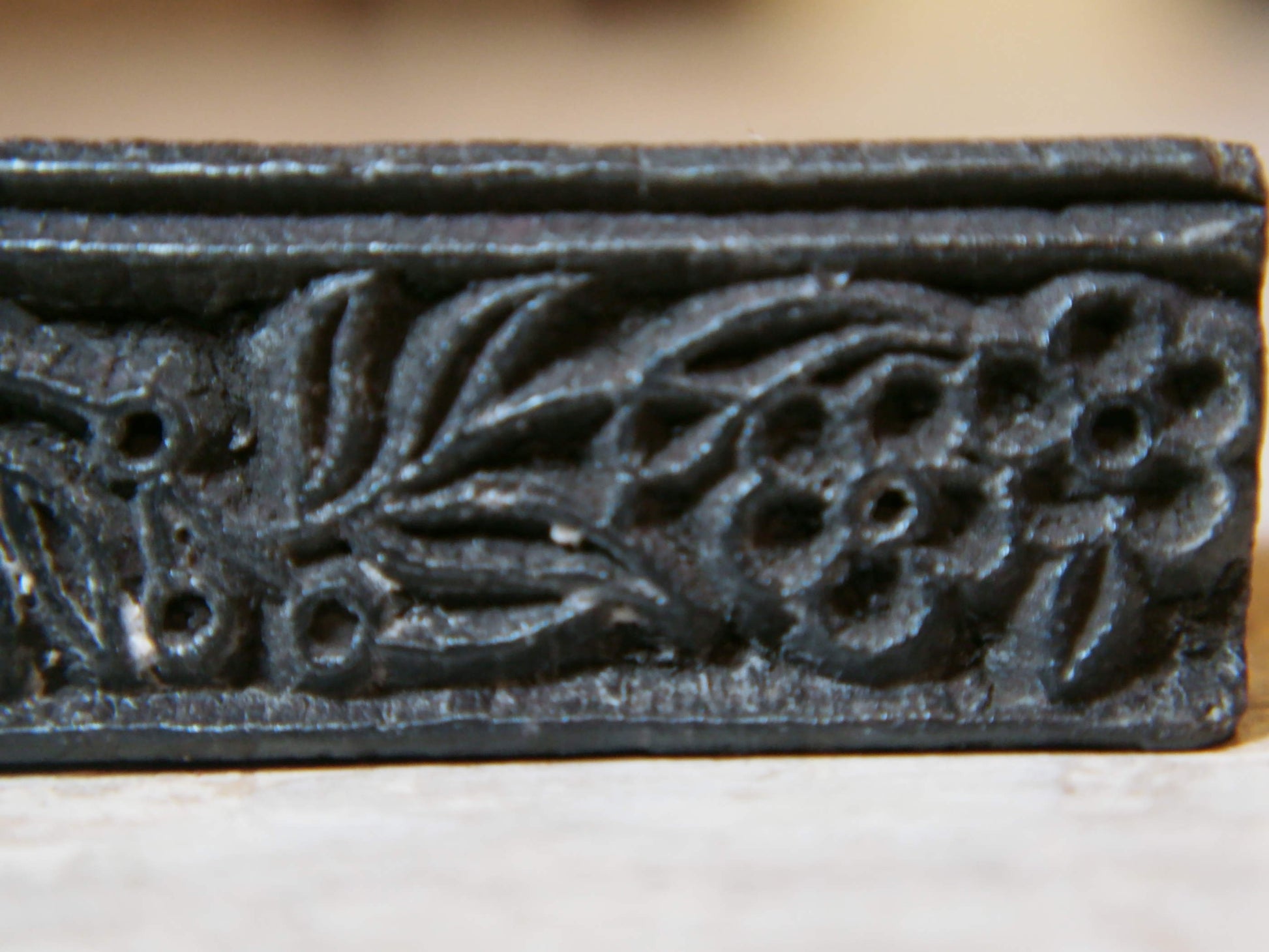 vecchio timbro artigianale in legno per tessuti usato in India per la tradizionale lavorazione print block.  timbro per tessuti, indiano antico, blocco per litografia, serigrafia. ricavato da un unico pezzo di legno intagliato.  dimensioni 15 x 3 x 3 cm 