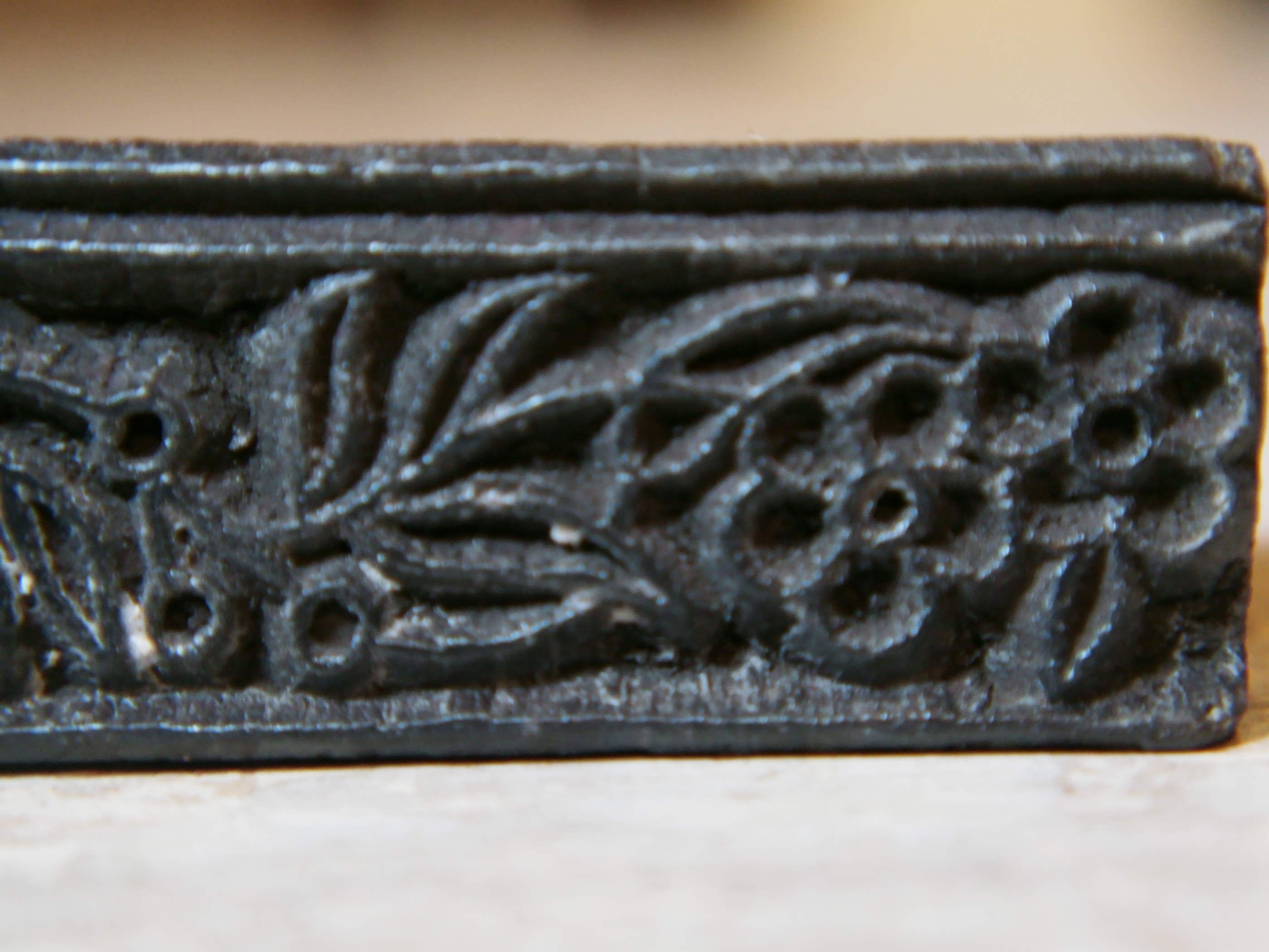vecchio timbro artigianale in legno per tessuti usato in India per la tradizionale lavorazione print block.  timbro per tessuti, indiano antico, blocco per litografia, serigrafia. ricavato da un unico pezzo di legno intagliato.  dimensioni 15 x 3 x 3 cm 