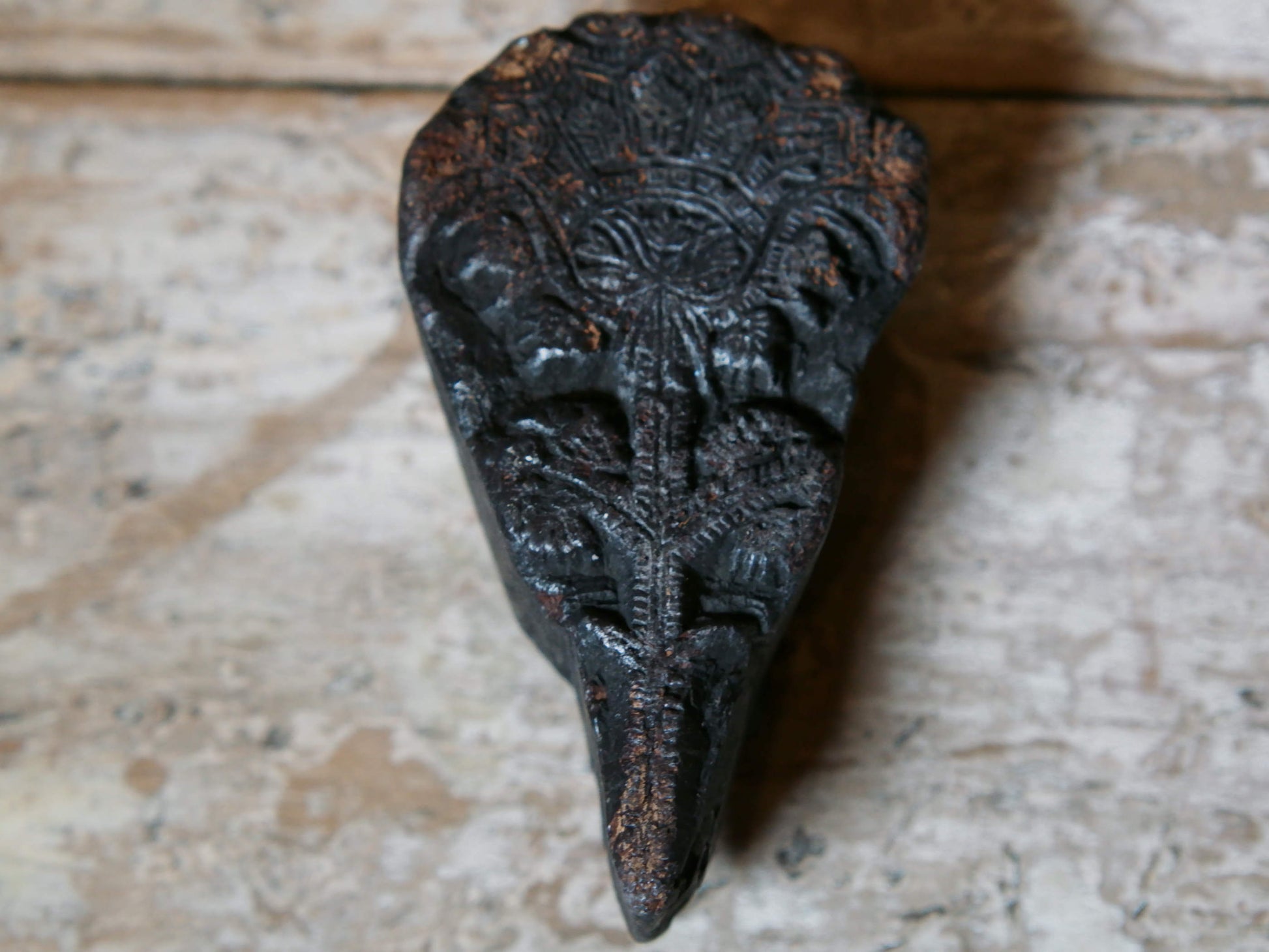 vecchio timbro artigianale in legno per tessuti usato in India per la tradizionale lavorazione print block. timbro per tessuti, indiano antico, blocco per litografia, serigrafia. ricavato da un unico pezzo di legno intagliato.  dimensioni 12x7x5 cm
