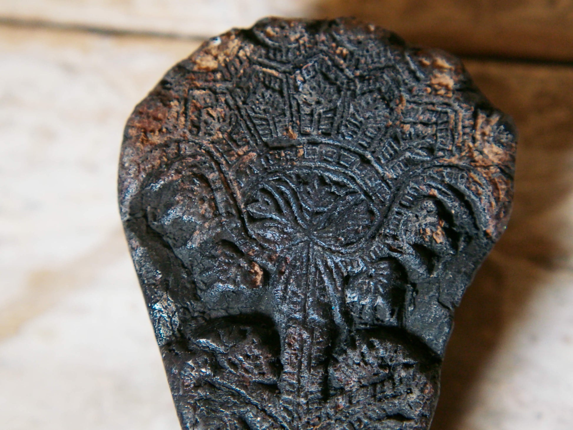 vecchio timbro artigianale in legno per tessuti usato in India per la tradizionale lavorazione print block. timbro per tessuti, indiano antico, blocco per litografia, serigrafia. ricavato da un unico pezzo di legno intagliato.  dimensioni 12x7x5 cm