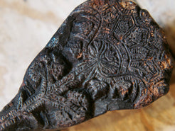 vecchio timbro artigianale in legno per tessuti usato in India per la tradizionale lavorazione print block. timbro per tessuti, indiano antico, blocco per litografia, serigrafia. ricavato da un unico pezzo di legno intagliato.  dimensioni 12x7x5 cm