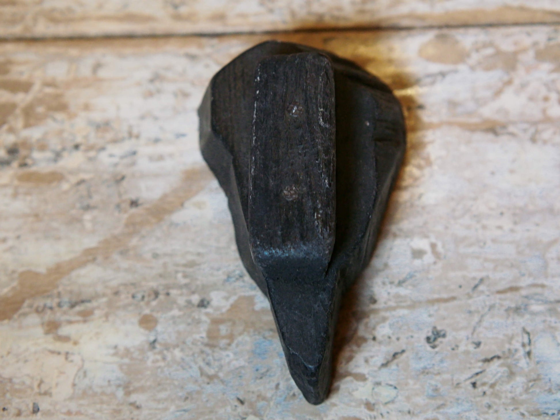 vecchio timbro artigianale in legno per tessuti usato in India per la tradizionale lavorazione print block. timbro per tessuti, indiano antico, blocco per litografia, serigrafia. ricavato da un unico pezzo di legno intagliato.  dimensioni 12x7x5 cm