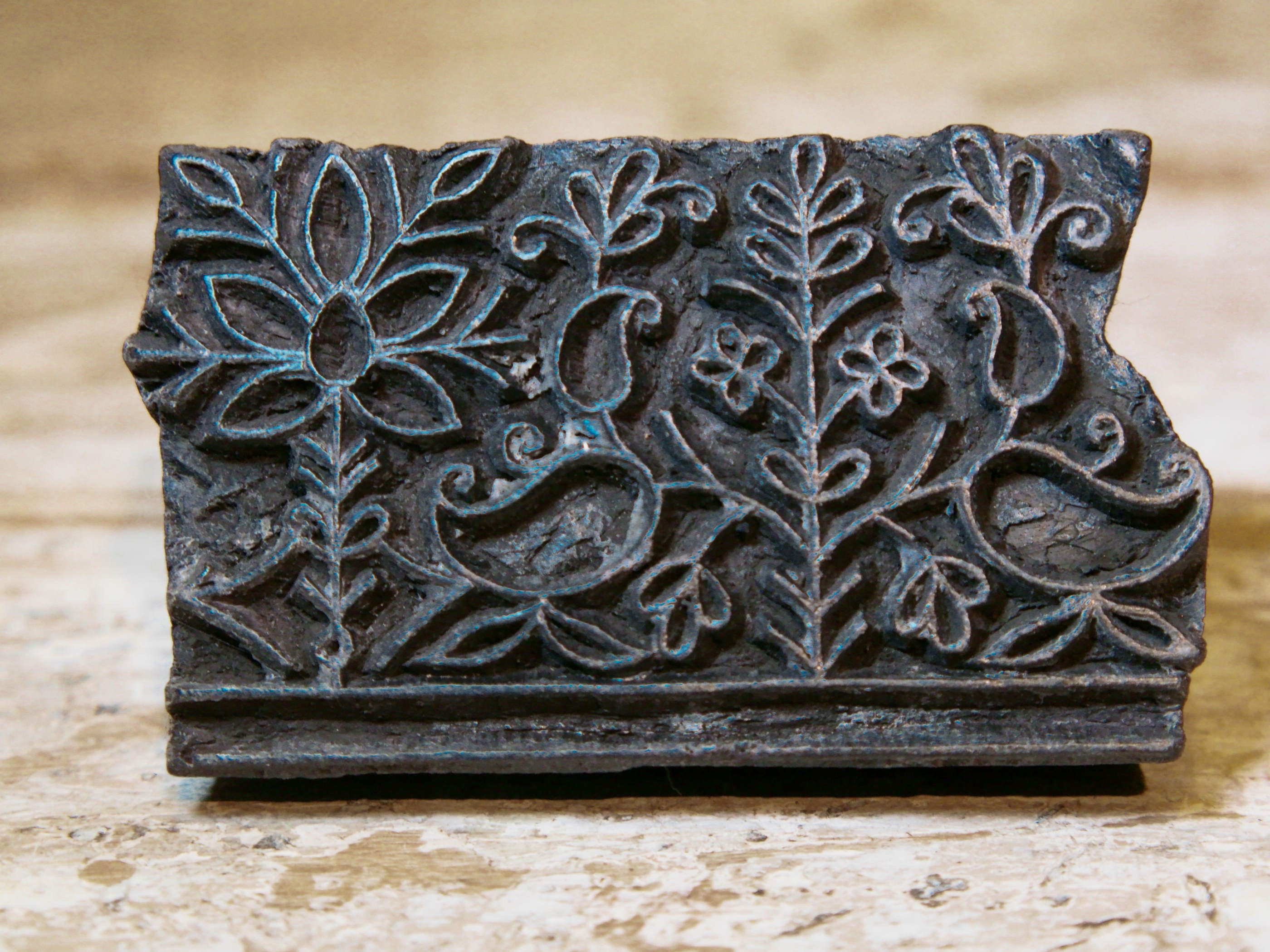 vecchio timbro artigianale in legno per tessuti usato in India per la tradizionale lavorazione print block. timbro per tessuti, indiano antico, blocco per litografia, serigrafia. ricavato da un unico pezzo di legno intagliato.  dimensioni 13 x 7 x 5 cm 