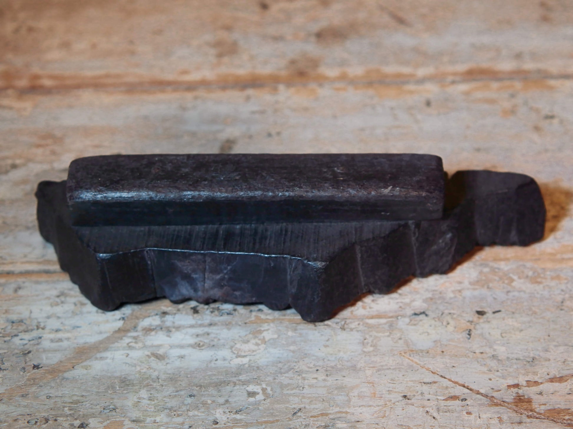 vecchio timbro artigianale in legno per tessuti usato in India per la tradizionale lavorazione print block. timbro per tessuti, indiano antico, blocco per litografia, serigrafia. ricavato da un unico pezzo di legno intagliato.  dimensioni 23x8x5cm
