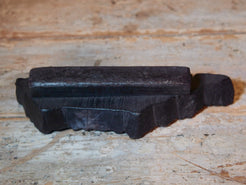 vecchio timbro artigianale in legno per tessuti usato in India per la tradizionale lavorazione print block. timbro per tessuti, indiano antico, blocco per litografia, serigrafia. ricavato da un unico pezzo di legno intagliato.  dimensioni 23x8x5cm