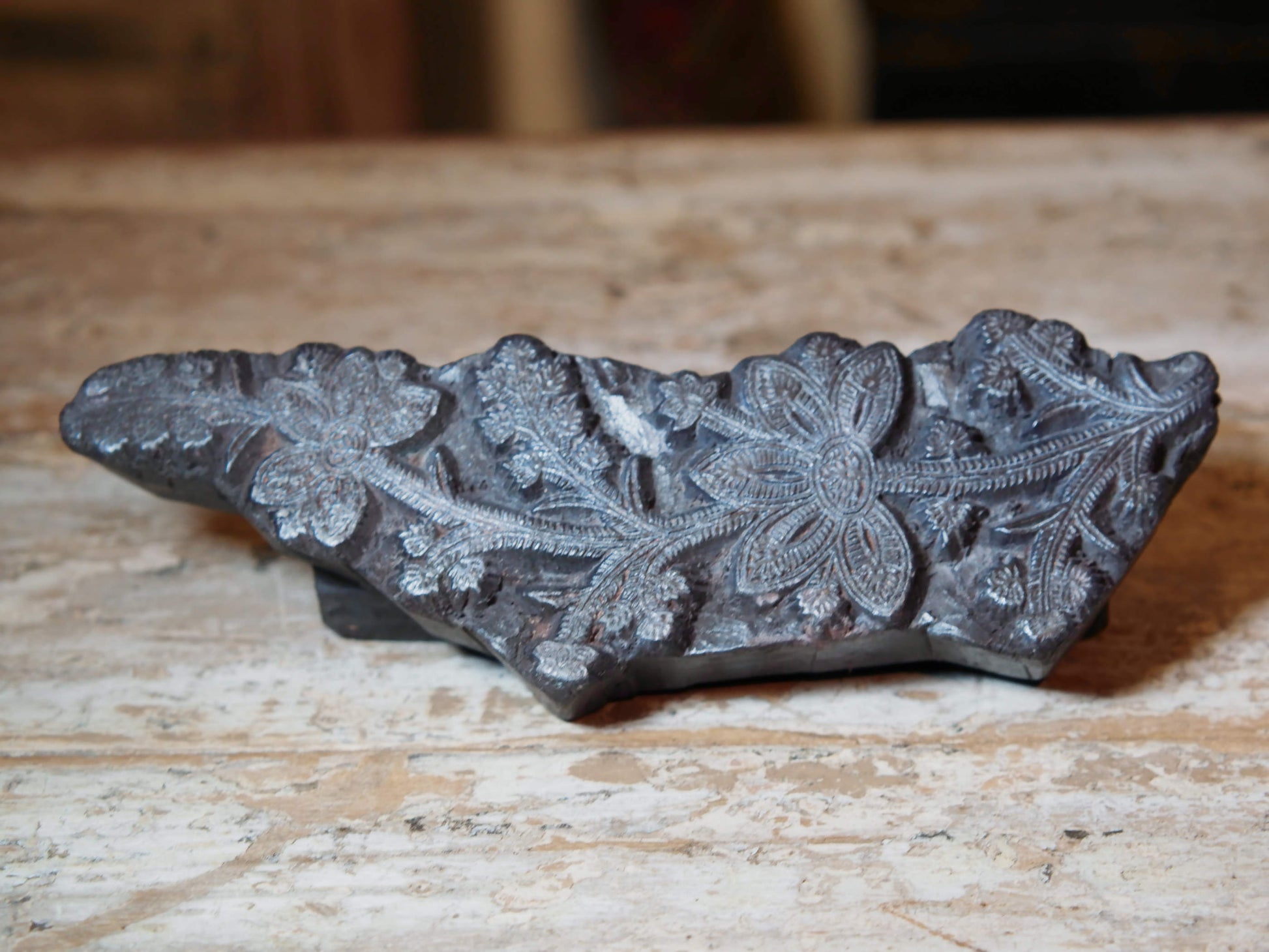 vecchio timbro artigianale in legno per tessuti usato in India per la tradizionale lavorazione print block. timbro per tessuti, indiano antico, blocco per litografia, serigrafia. ricavato da un unico pezzo di legno intagliato.  dimensioni 23x8x5cm