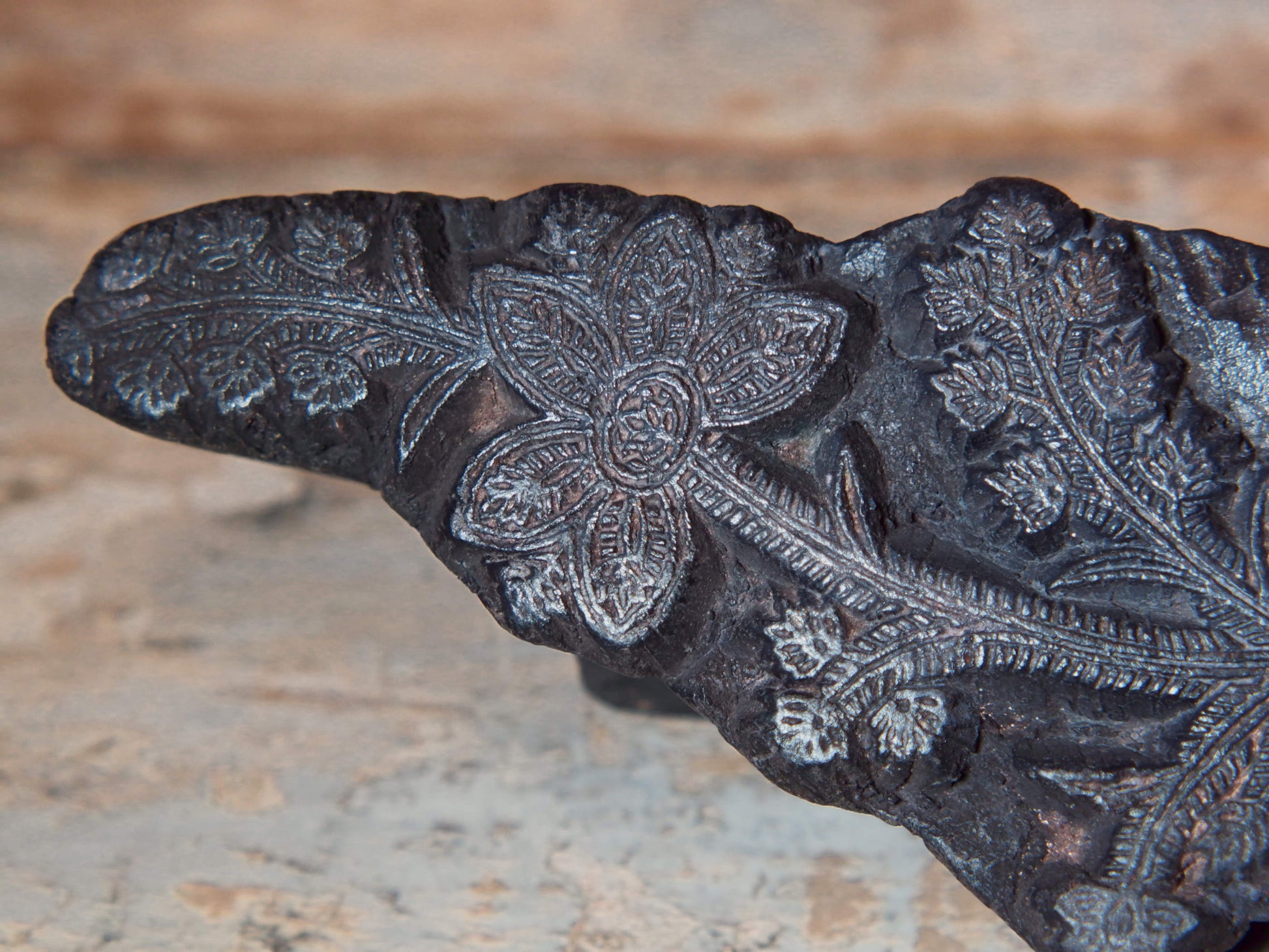 vecchio timbro artigianale in legno per tessuti usato in India per la tradizionale lavorazione print block. timbro per tessuti, indiano antico, blocco per litografia, serigrafia. ricavato da un unico pezzo di legno intagliato.  dimensioni 23x8x5cm