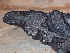 vecchio timbro artigianale in legno per tessuti usato in India per la tradizionale lavorazione print block. timbro per tessuti, indiano antico, blocco per litografia, serigrafia. ricavato da un unico pezzo di legno intagliato.  dimensioni 23x8x5cm