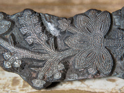 vecchio timbro artigianale in legno per tessuti usato in India per la tradizionale lavorazione print block. timbro per tessuti, indiano antico, blocco per litografia, serigrafia. ricavato da un unico pezzo di legno intagliato.  dimensioni 23x8x5cm