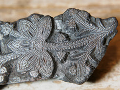 vecchio timbro artigianale in legno per tessuti usato in India per la tradizionale lavorazione print block. timbro per tessuti, indiano antico, blocco per litografia, serigrafia. ricavato da un unico pezzo di legno intagliato.  dimensioni 23x8x5cm