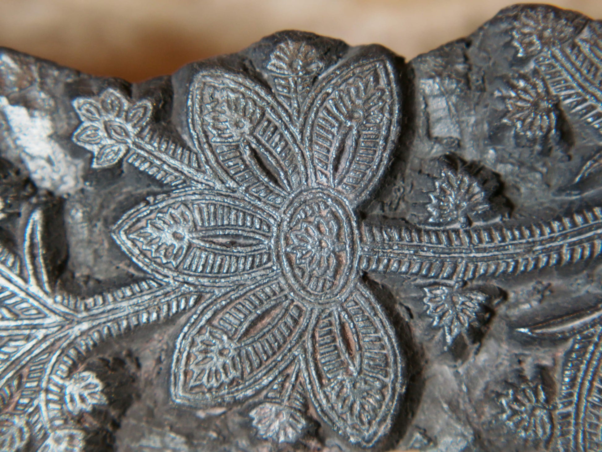 vecchio timbro artigianale in legno per tessuti usato in India per la tradizionale lavorazione print block. timbro per tessuti, indiano antico, blocco per litografia, serigrafia. ricavato da un unico pezzo di legno intagliato.  dimensioni 23x8x5cm