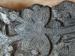 vecchio timbro artigianale in legno per tessuti usato in India per la tradizionale lavorazione print block. timbro per tessuti, indiano antico, blocco per litografia, serigrafia. ricavato da un unico pezzo di legno intagliato.  dimensioni 23x8x5cm
