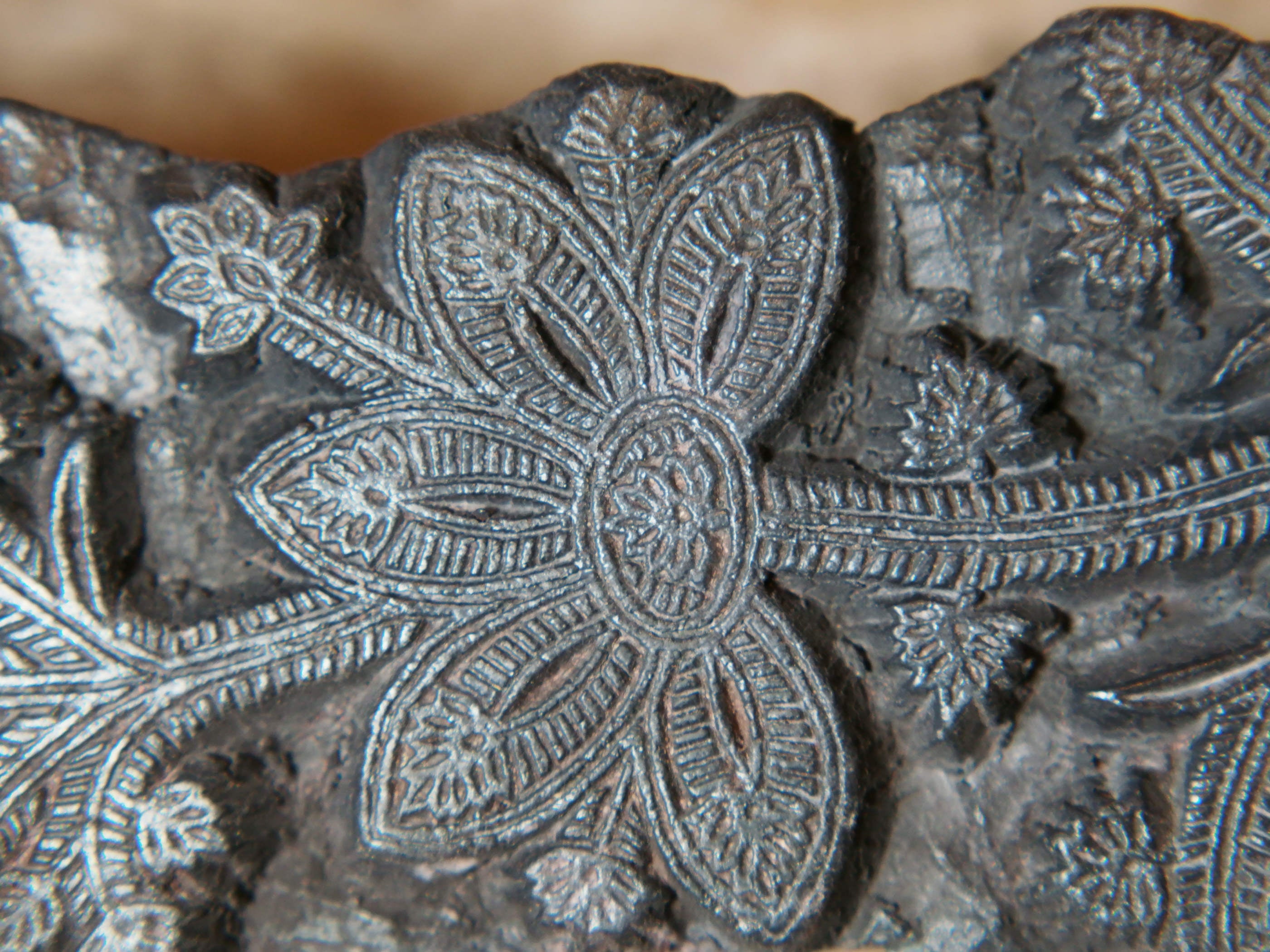 vecchio timbro artigianale in legno per tessuti usato in India per la tradizionale lavorazione print block. timbro per tessuti, indiano antico, blocco per litografia, serigrafia. ricavato da un unico pezzo di legno intagliato.  dimensioni 23x8x5cm