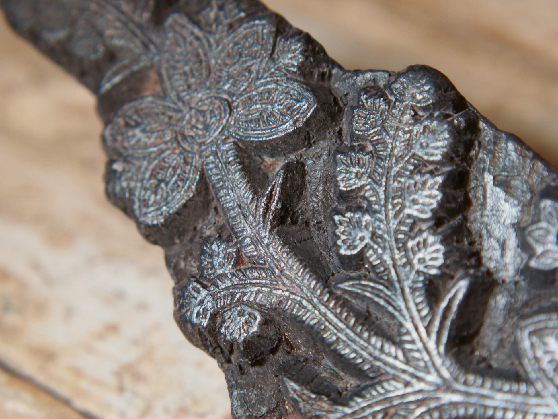vecchio timbro artigianale in legno per tessuti usato in India per la tradizionale lavorazione print block. timbro per tessuti, indiano antico, blocco per litografia, serigrafia. ricavato da un unico pezzo di legno intagliato.  dimensioni 23x8x5cm