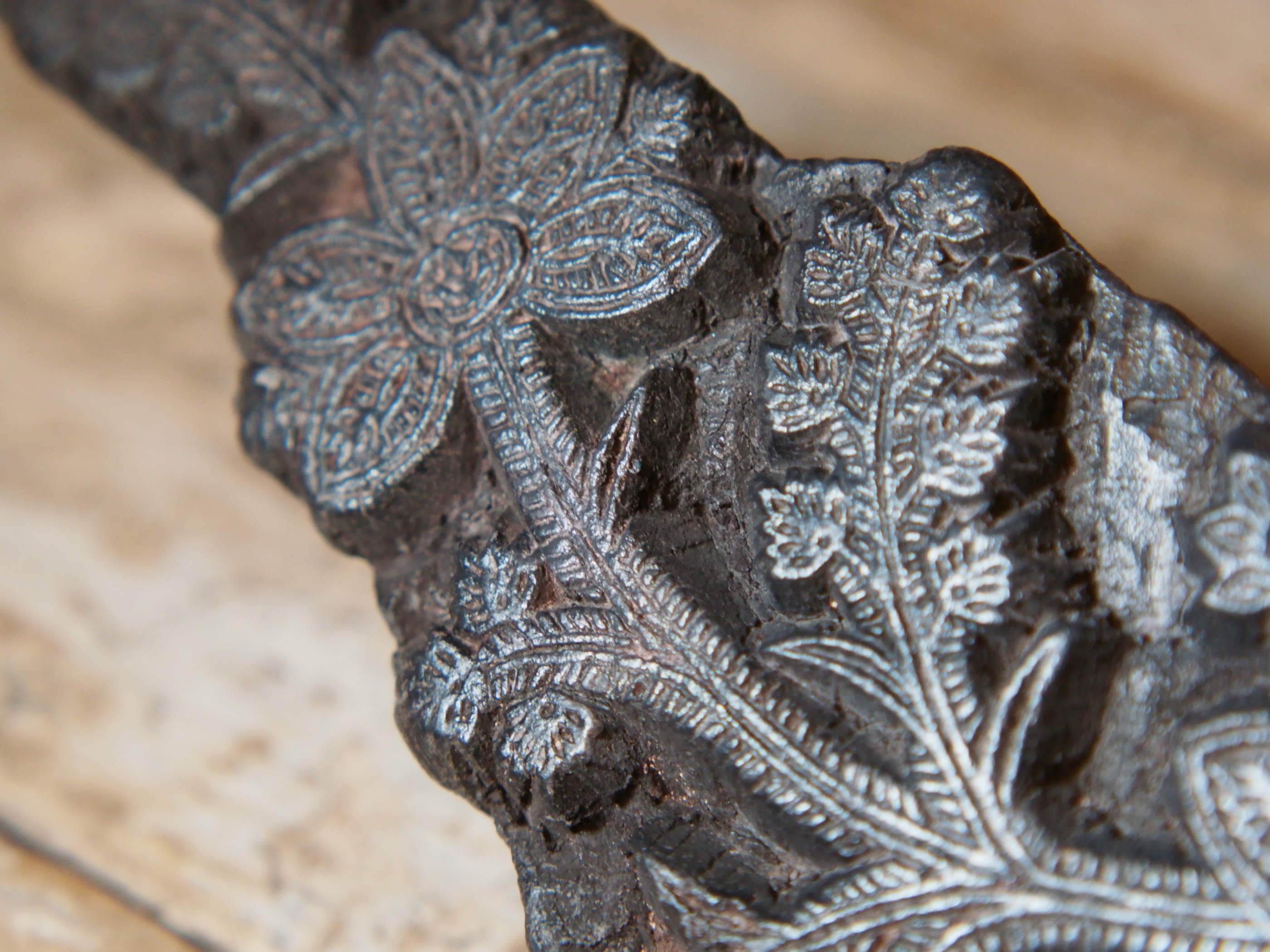 vecchio timbro artigianale in legno per tessuti usato in India per la tradizionale lavorazione print block. timbro per tessuti, indiano antico, blocco per litografia, serigrafia. ricavato da un unico pezzo di legno intagliato.  dimensioni 23x8x5cm