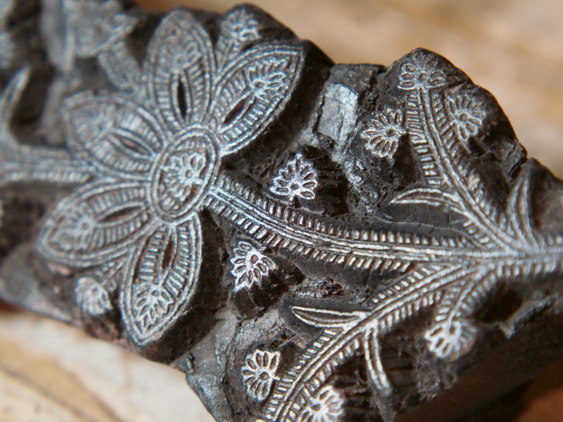 vecchio timbro artigianale in legno per tessuti usato in India per la tradizionale lavorazione print block. timbro per tessuti, indiano antico, blocco per litografia, serigrafia. ricavato da un unico pezzo di legno intagliato.  dimensioni 23x8x5cm