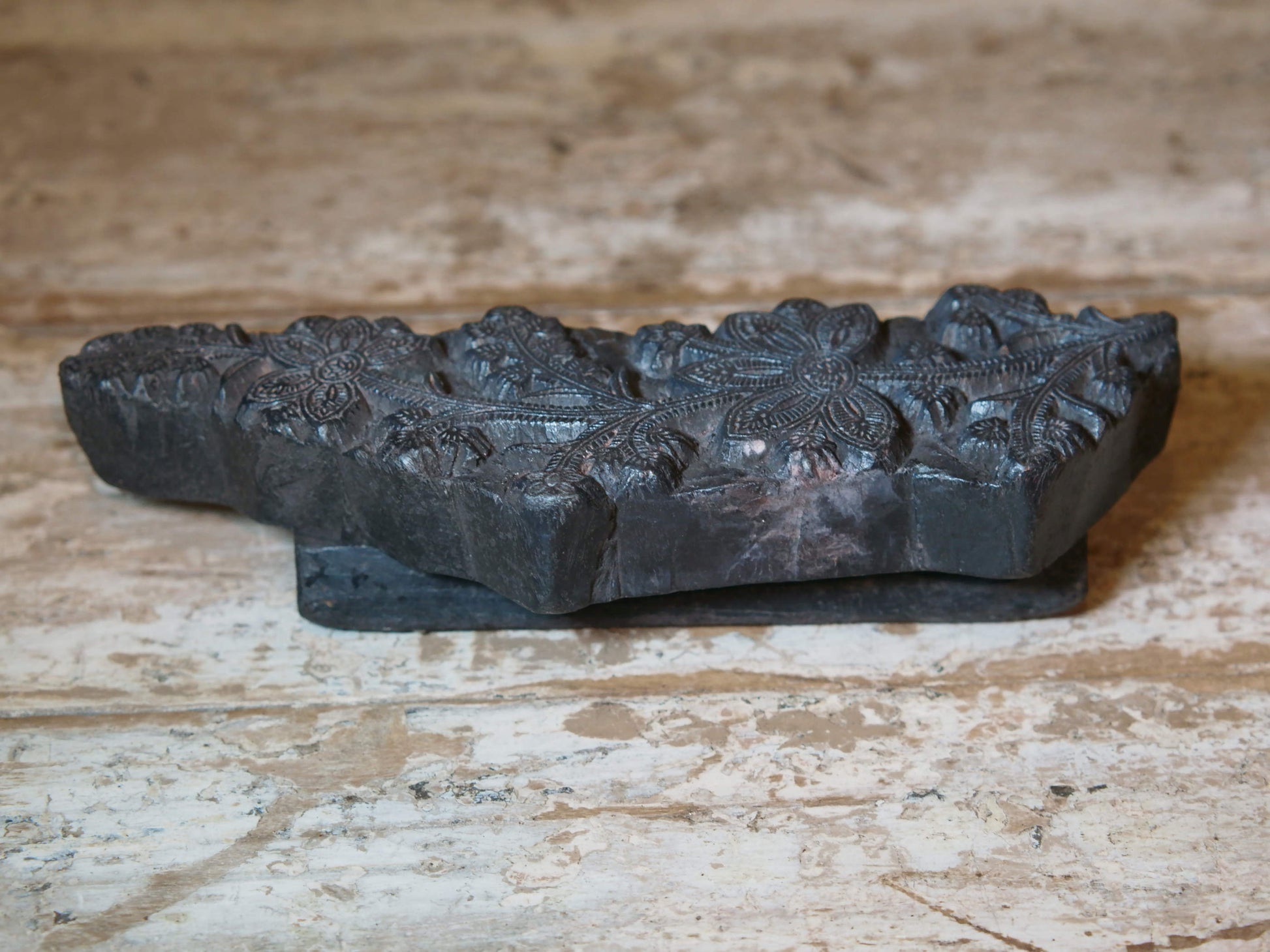 vecchio timbro artigianale in legno per tessuti usato in India per la tradizionale lavorazione print block. timbro per tessuti, indiano antico, blocco per litografia, serigrafia. ricavato da un unico pezzo di legno intagliato.  dimensioni 23x8x5cm