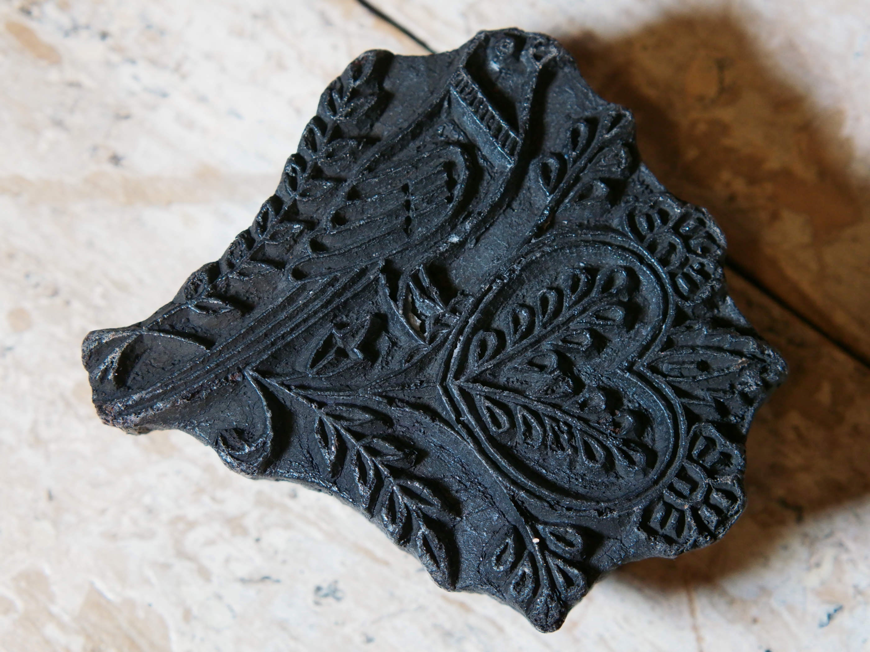 vecchio timbro artigianale in legno per tessuti usato in India per la tradizionale lavorazione print block. timbro per tessuti, indiano antico, blocco per litografia, serigrafia. ricavato da un unico pezzo di legno intagliato.  dimensioni 14x13x5 cm
