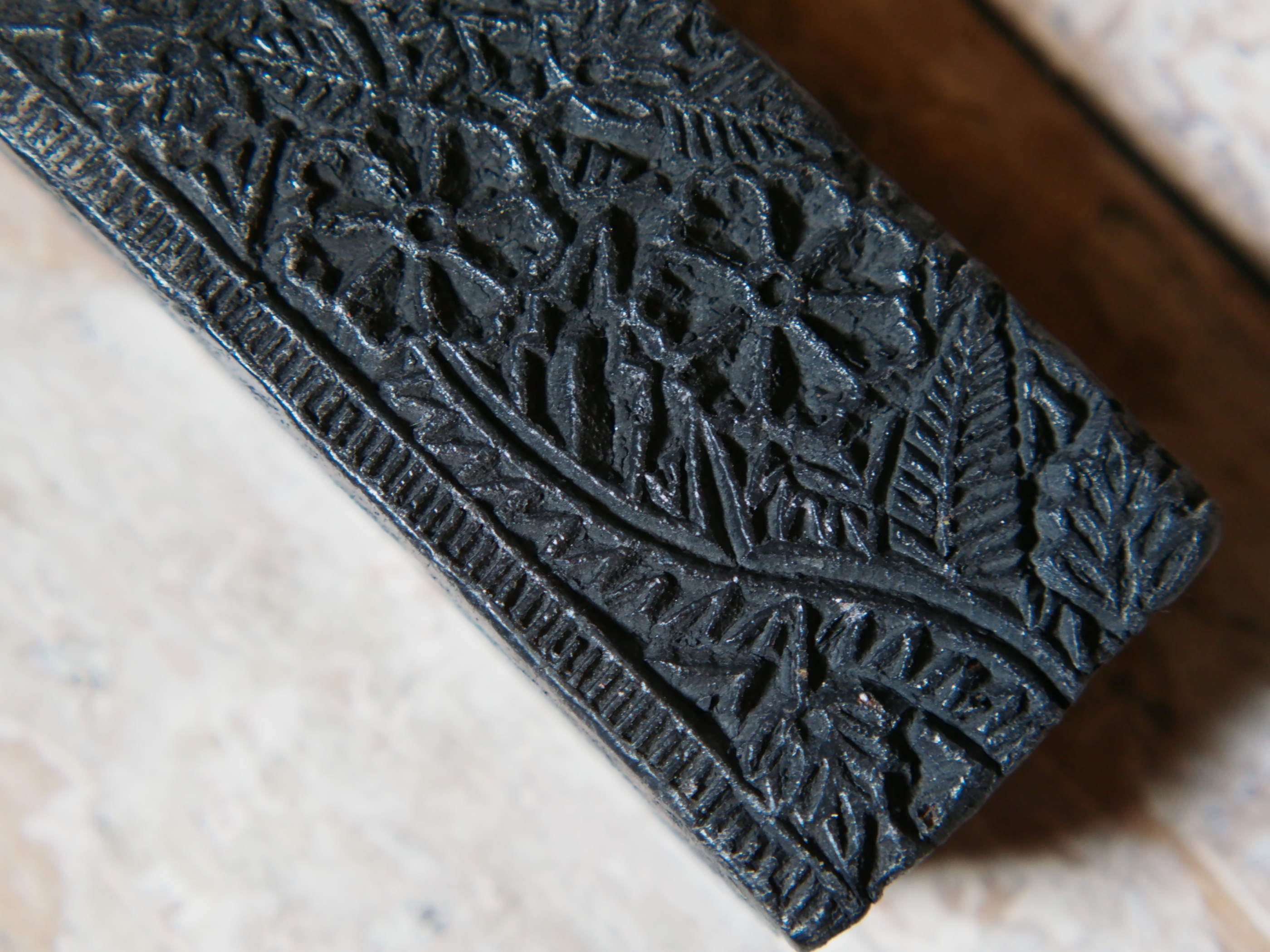 vecchio timbro artigianale in legno per tessuti usato in India per la tradizionale lavorazione print block. dimensioni 13x4x3 cm 