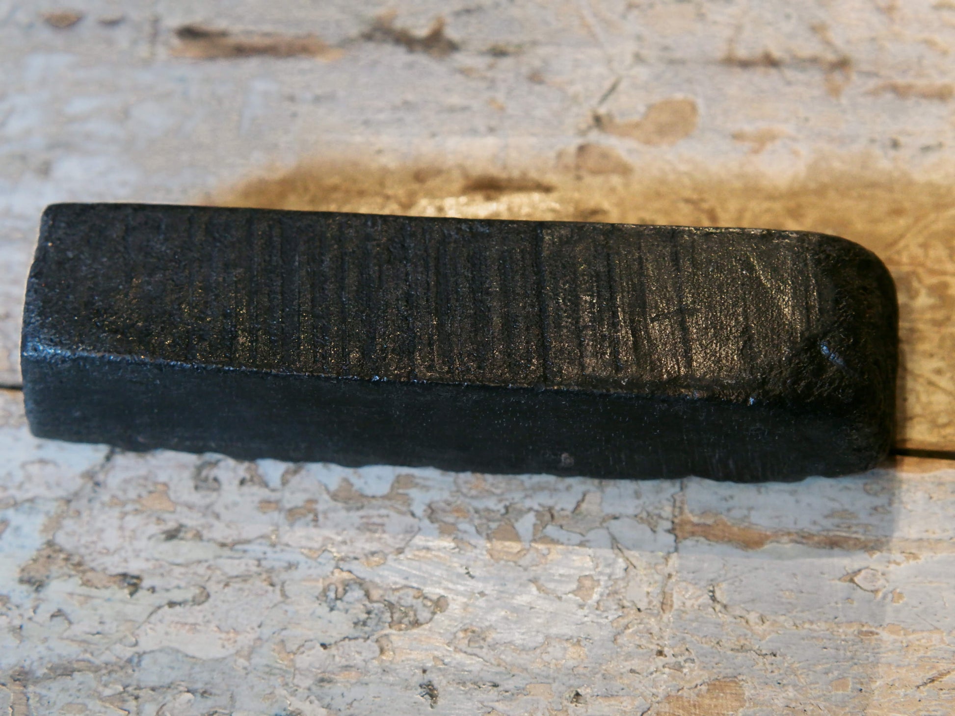 vecchio timbro artigianale in legno per tessuti usato in India per la tradizionale lavorazione print block. dimensioni 15x4x3 cm 