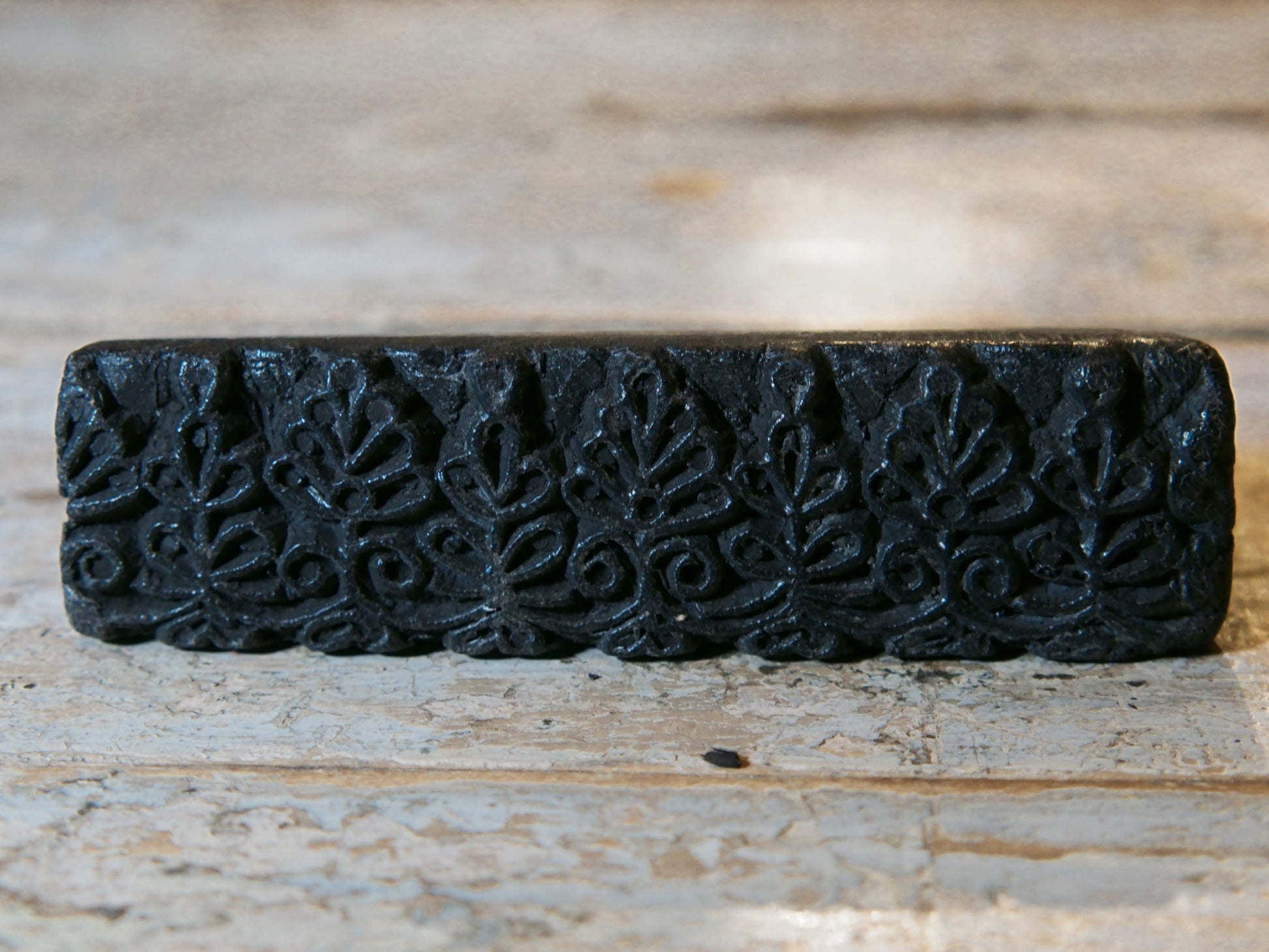 vecchio timbro artigianale in legno per tessuti usato in India per la tradizionale lavorazione print block. dimensioni 15x4x3 cm 